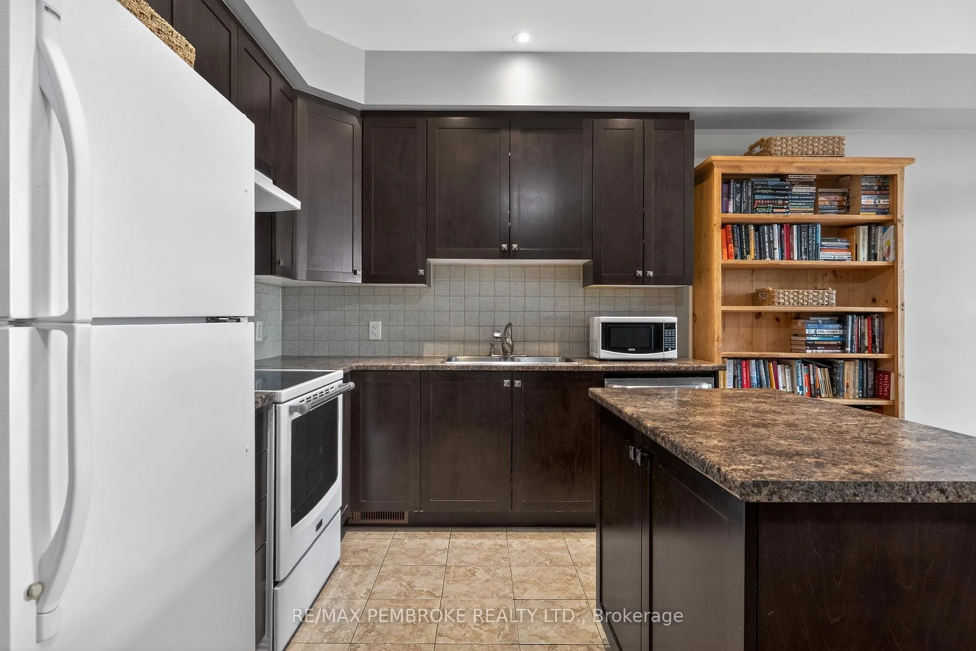Photo 3 of 1034 Butler Boulevard, Petawawa — HOMEH