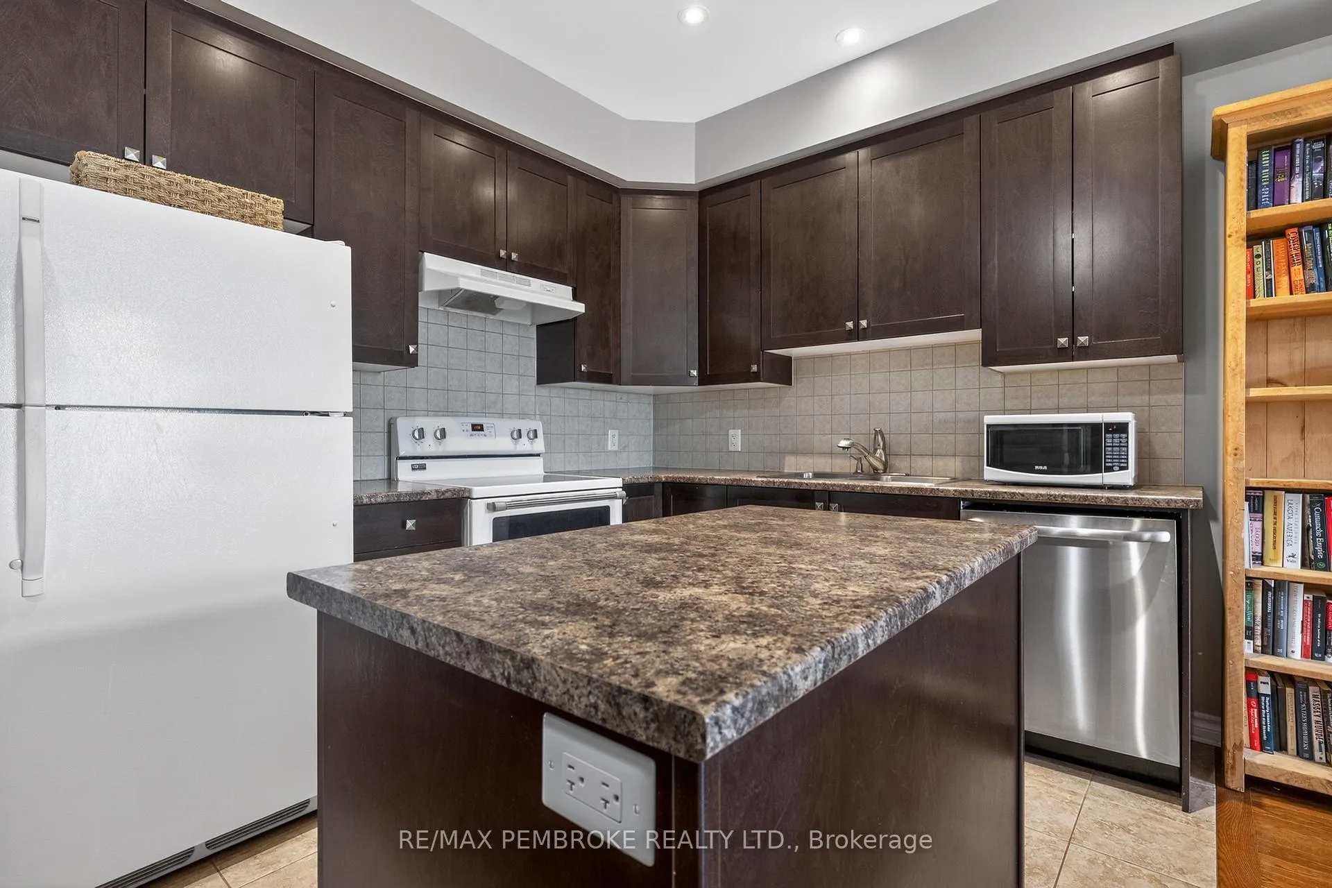 Photo 4 of 1034 Butler Boulevard, Petawawa — HOMEH