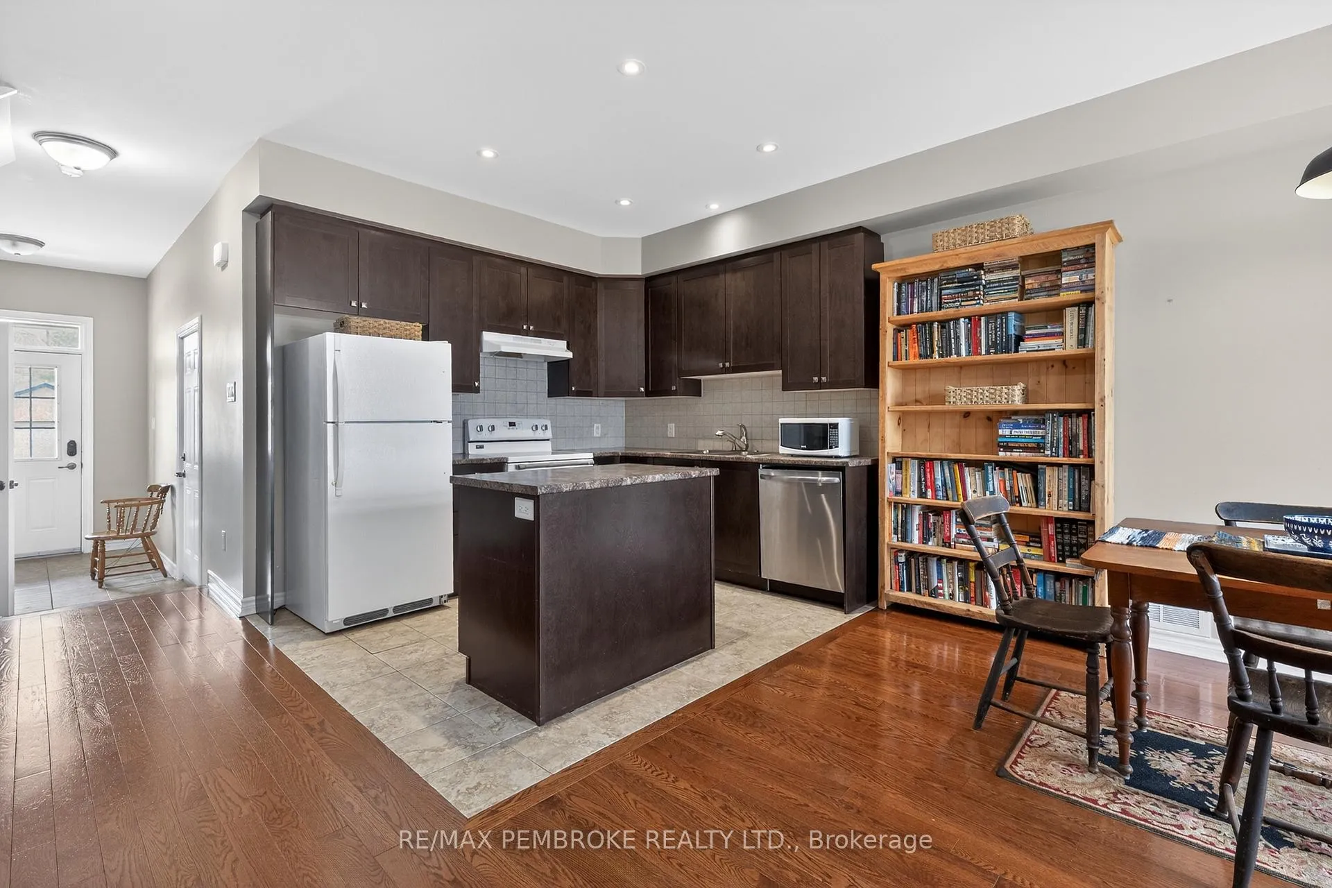 Photo 5 of 1034 Butler Boulevard, Petawawa — HOMEH