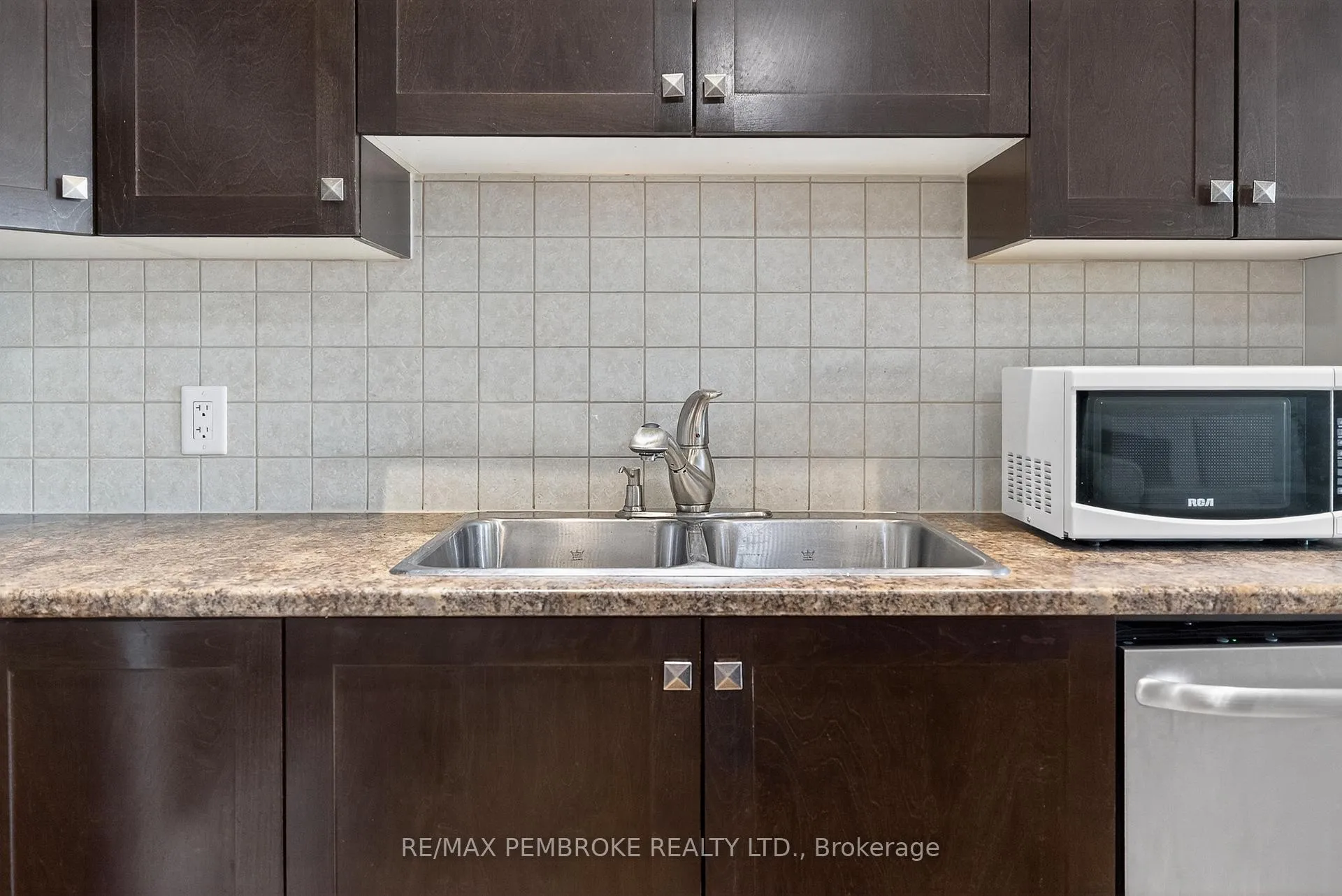 Photo 6 of 1034 Butler Boulevard, Petawawa — HOMEH