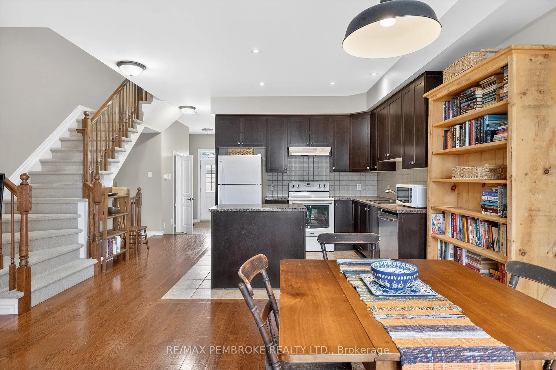 Photo 10 of 1034 Butler Boulevard, Petawawa — HOMEH