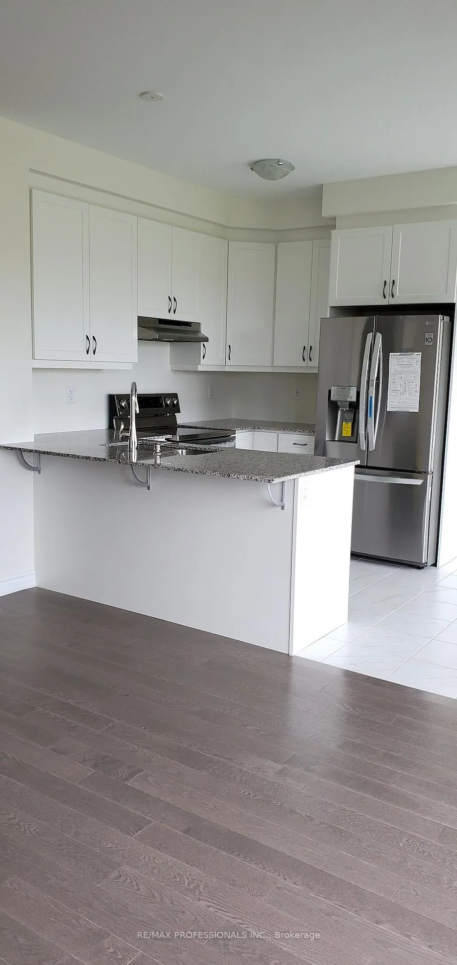 Photo 4 of 557 Queen Mary Drive, Brampton, Northwest Brampton — HOMEH