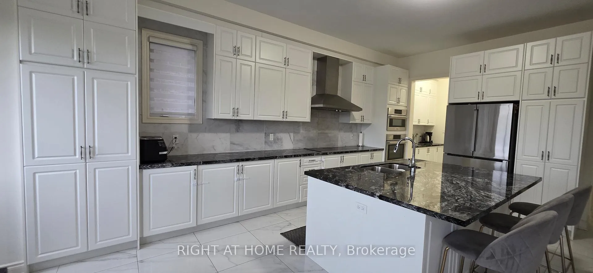 Photo 4 of 118 Great Falls Boulevard, Hamilton, Waterdown — HOMEH