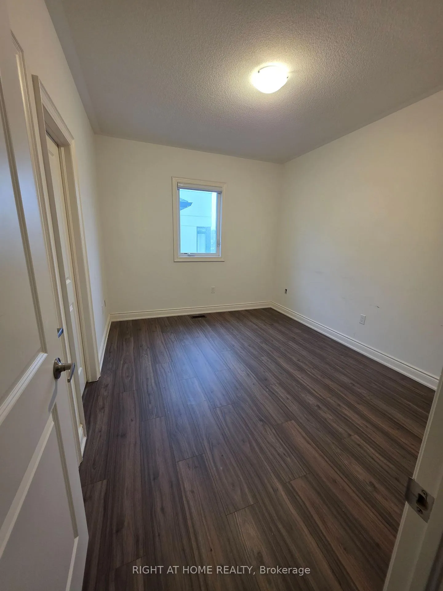 Photo 5 of 118 Great Falls Boulevard, Hamilton, Waterdown — HOMEH