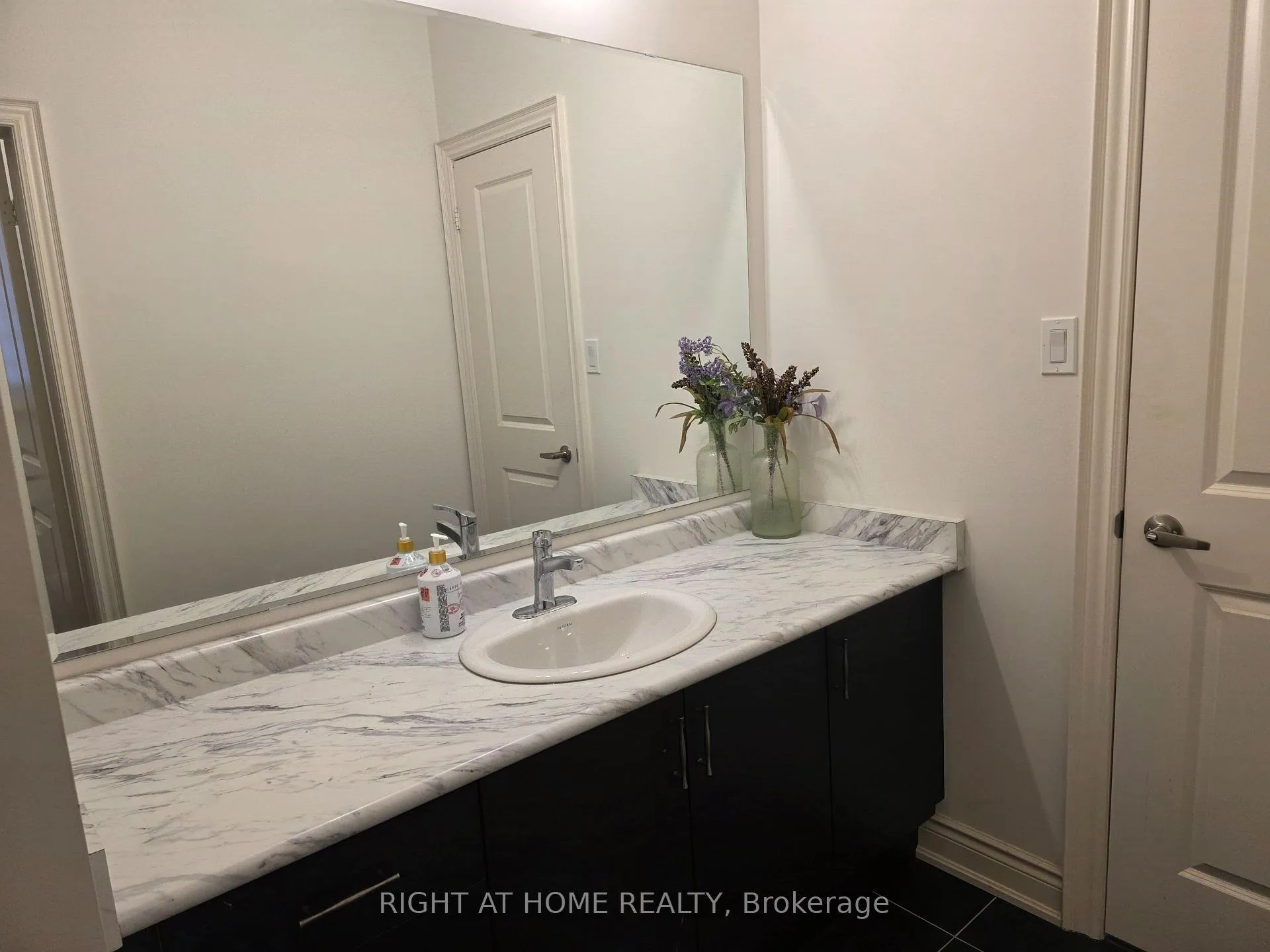 Photo 6 of 118 Great Falls Boulevard, Hamilton, Waterdown — HOMEH
