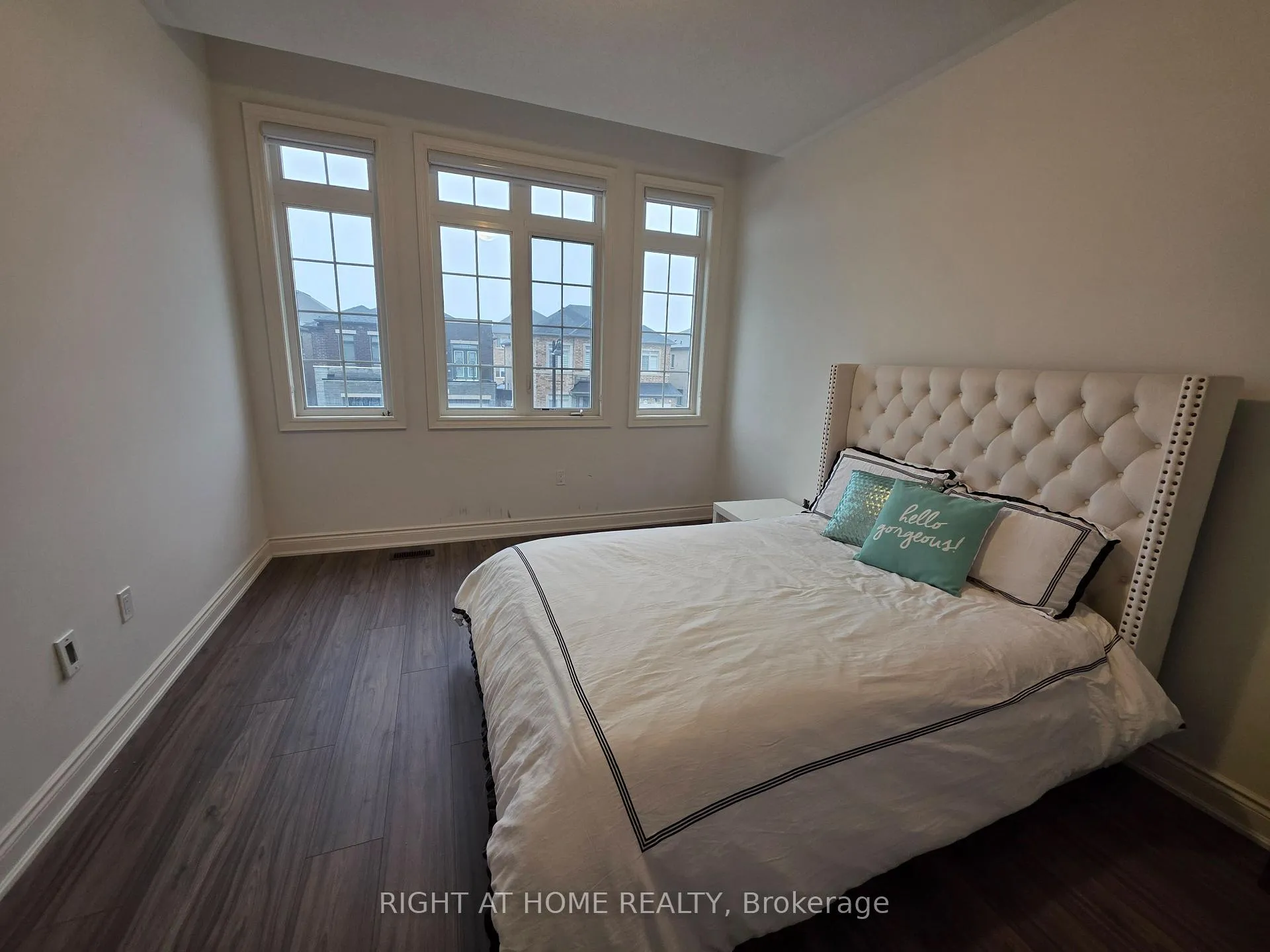 Photo 7 of 118 Great Falls Boulevard, Hamilton, Waterdown — HOMEH