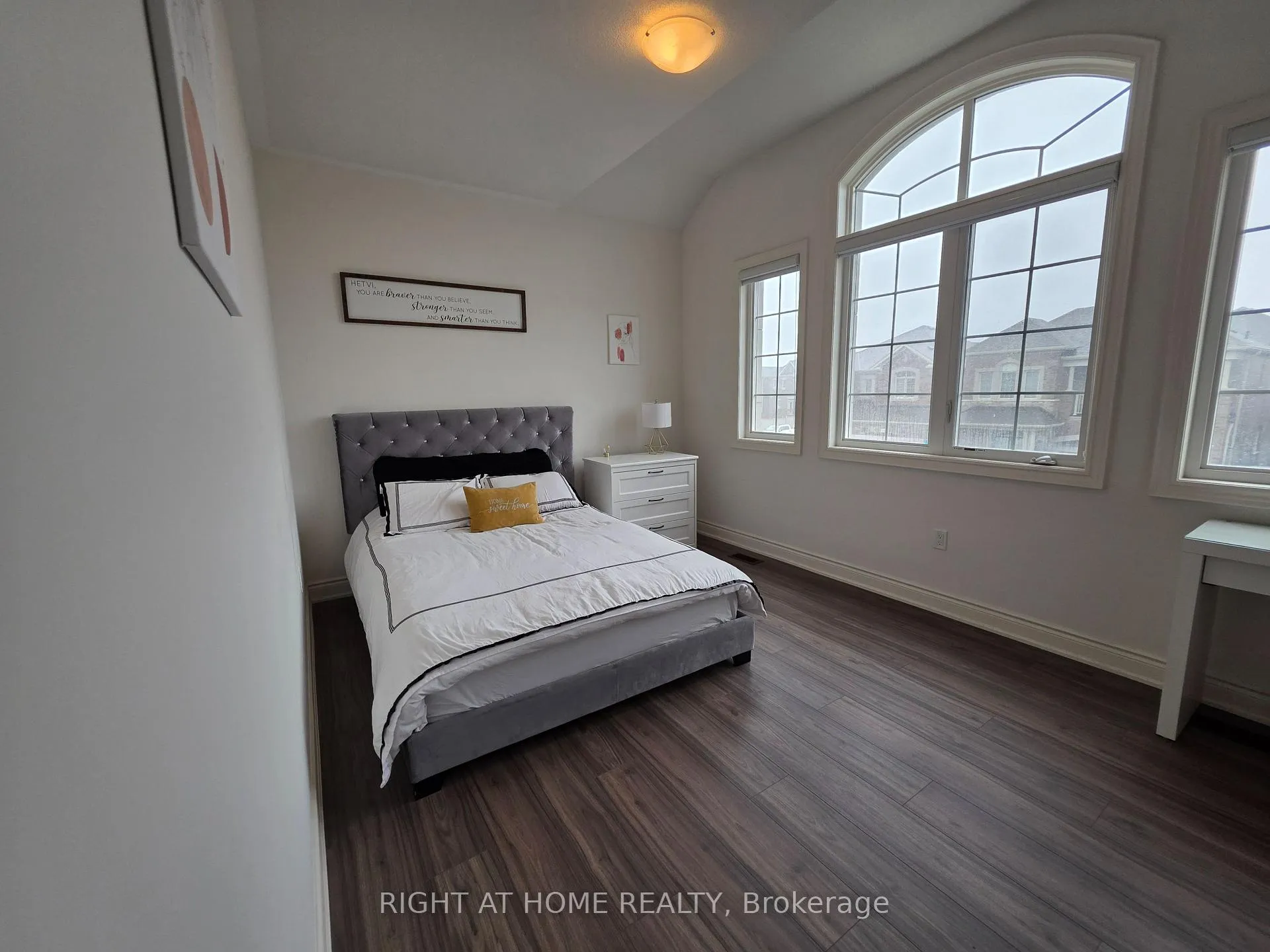 Photo 8 of 118 Great Falls Boulevard, Hamilton, Waterdown — HOMEH