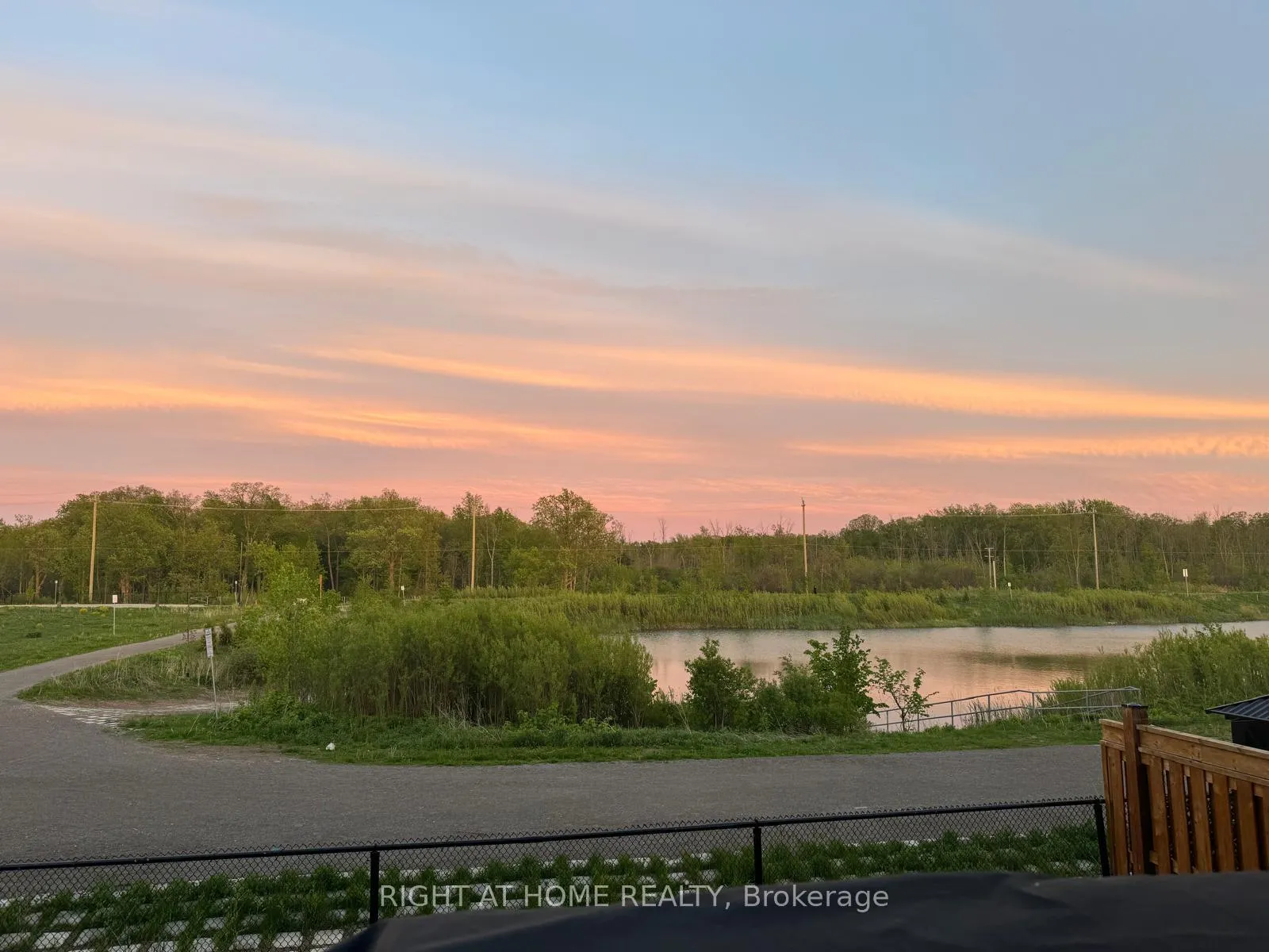 Photo 10 of 118 Great Falls Boulevard, Hamilton, Waterdown — HOMEH