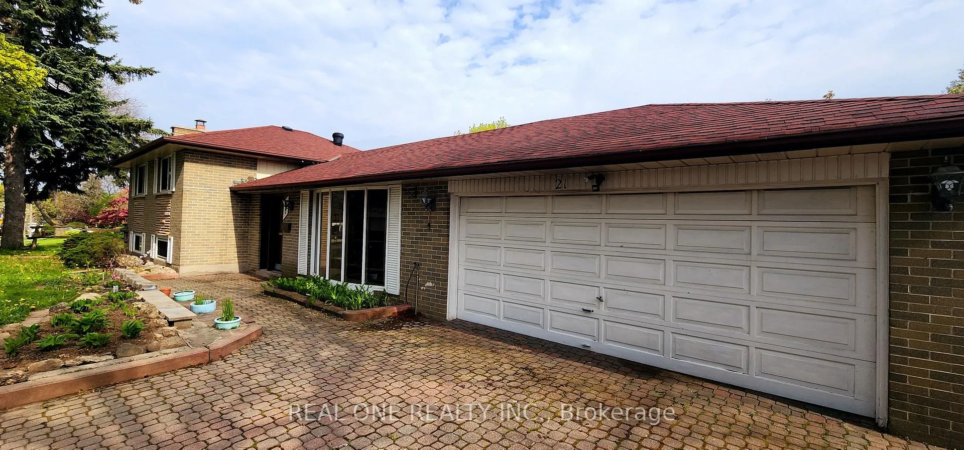 Photo 2 of 21 Pegasus Trail, Scarborough, Woburn — HOMEH
