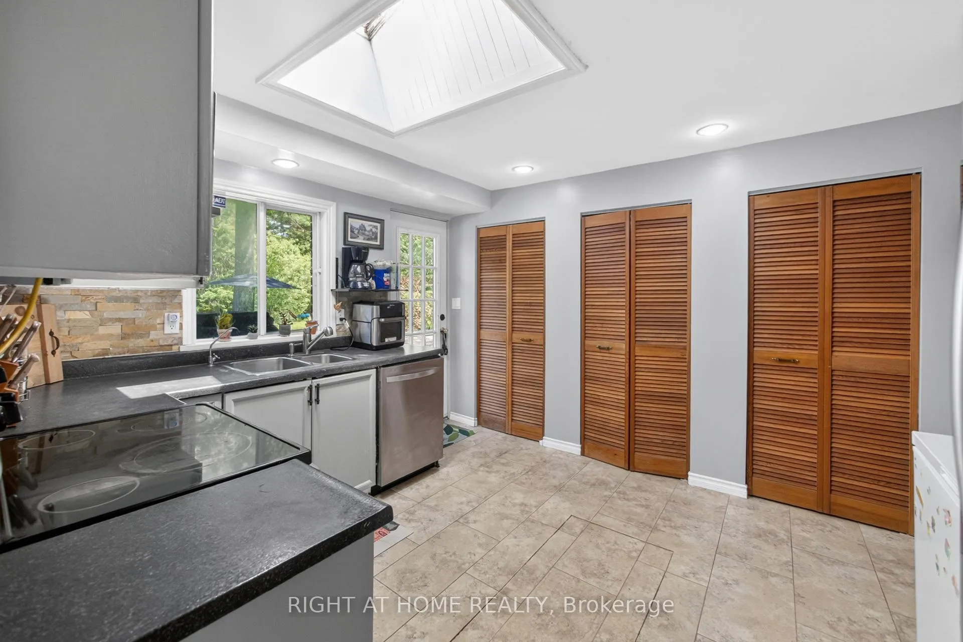 Photo 35 of 255 Shaver Road, Hamilton, Ancaster — HOMEH