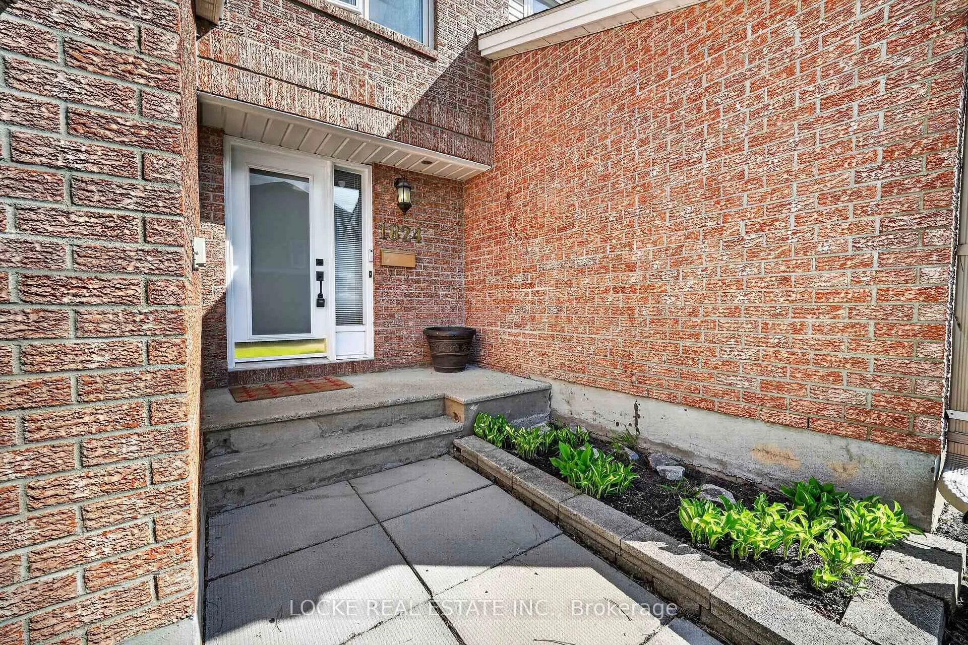 Photo 2 of 1824 Summerfields Crescent, Ottawa, Chapel Hill — HOMEH