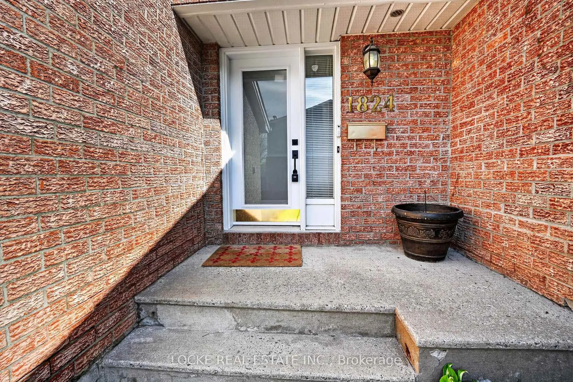 Photo 3 of 1824 Summerfields Crescent, Ottawa, Chapel Hill — HOMEH