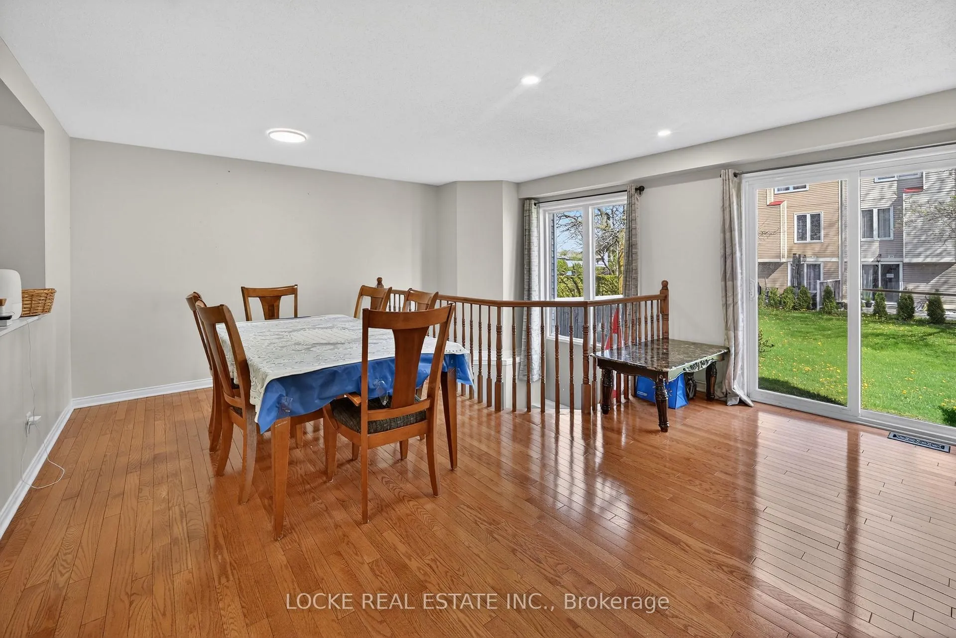 Photo 8 of 1824 Summerfields Crescent, Ottawa, Chapel Hill — HOMEH