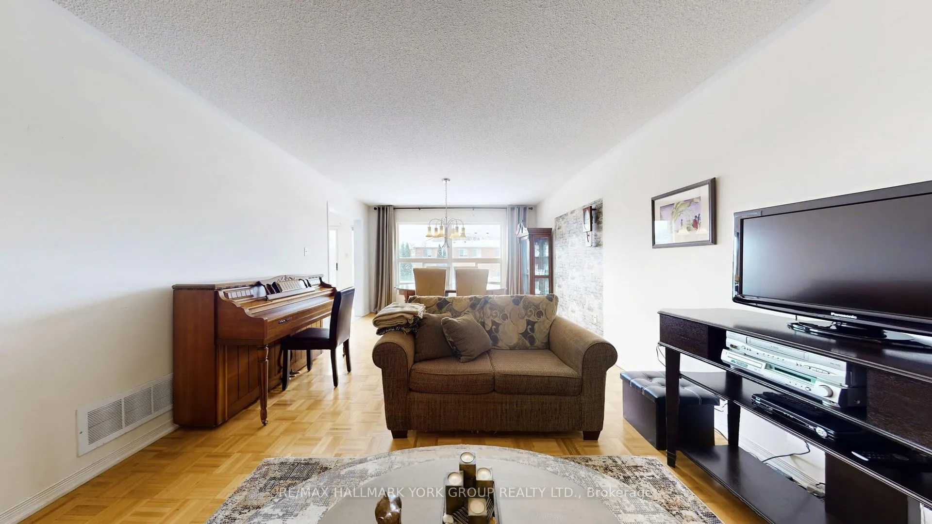 Photo 7 of 86 Petermann Street, Aurora, Bayview Northeast — HOMEH