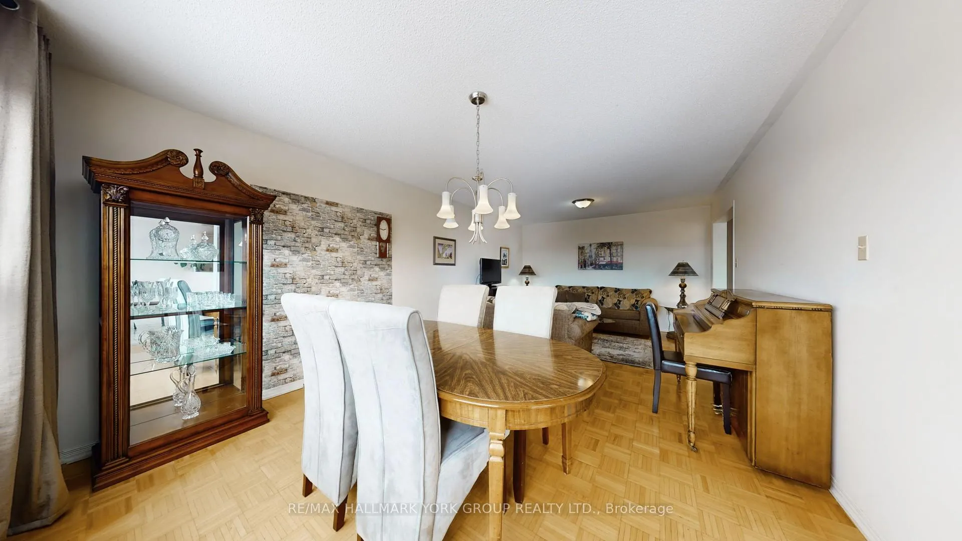 Photo 10 of 86 Petermann Street, Aurora, Bayview Northeast — HOMEH
