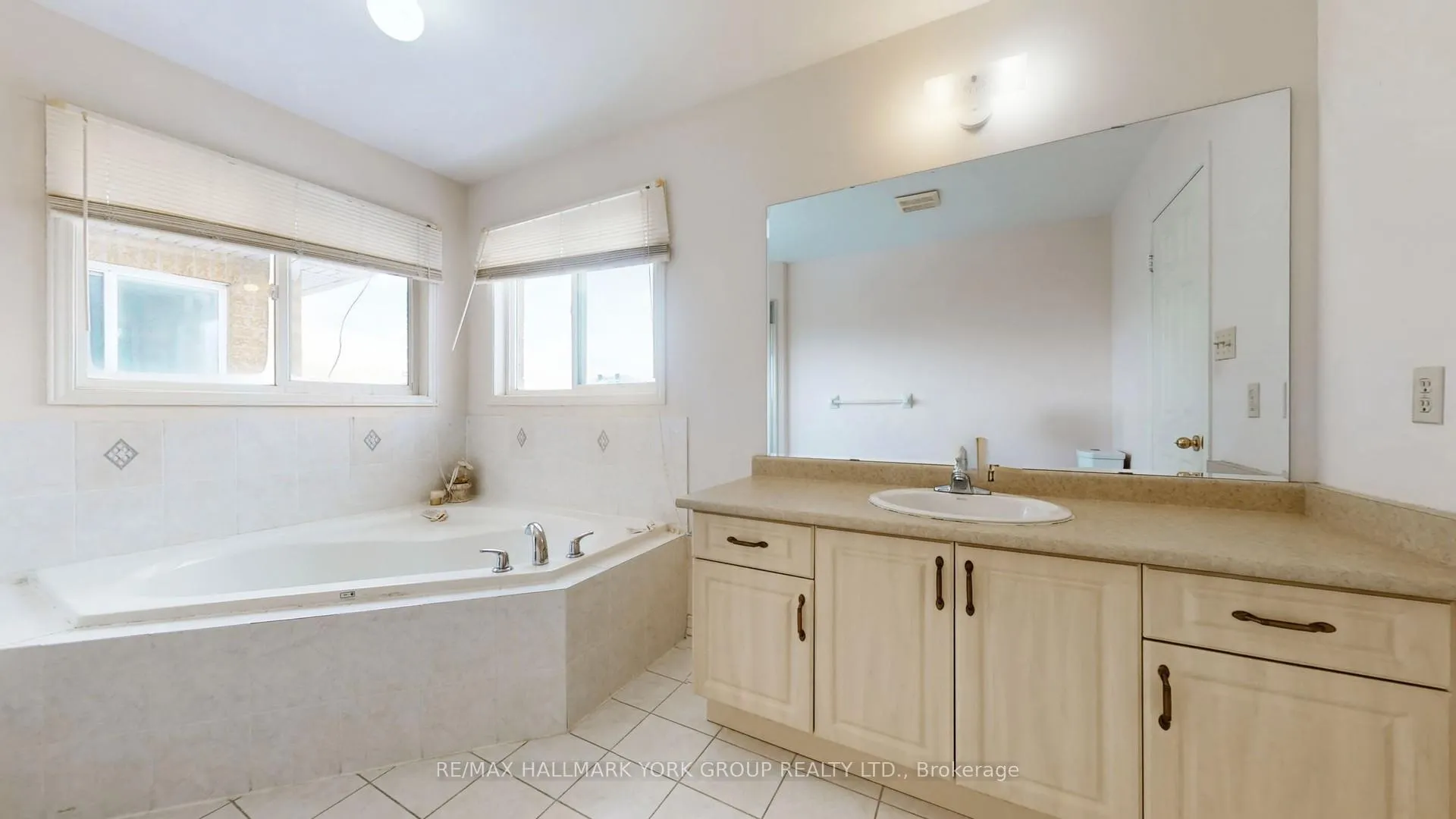 Photo 25 of 86 Petermann Street, Aurora, Bayview Northeast — HOMEH