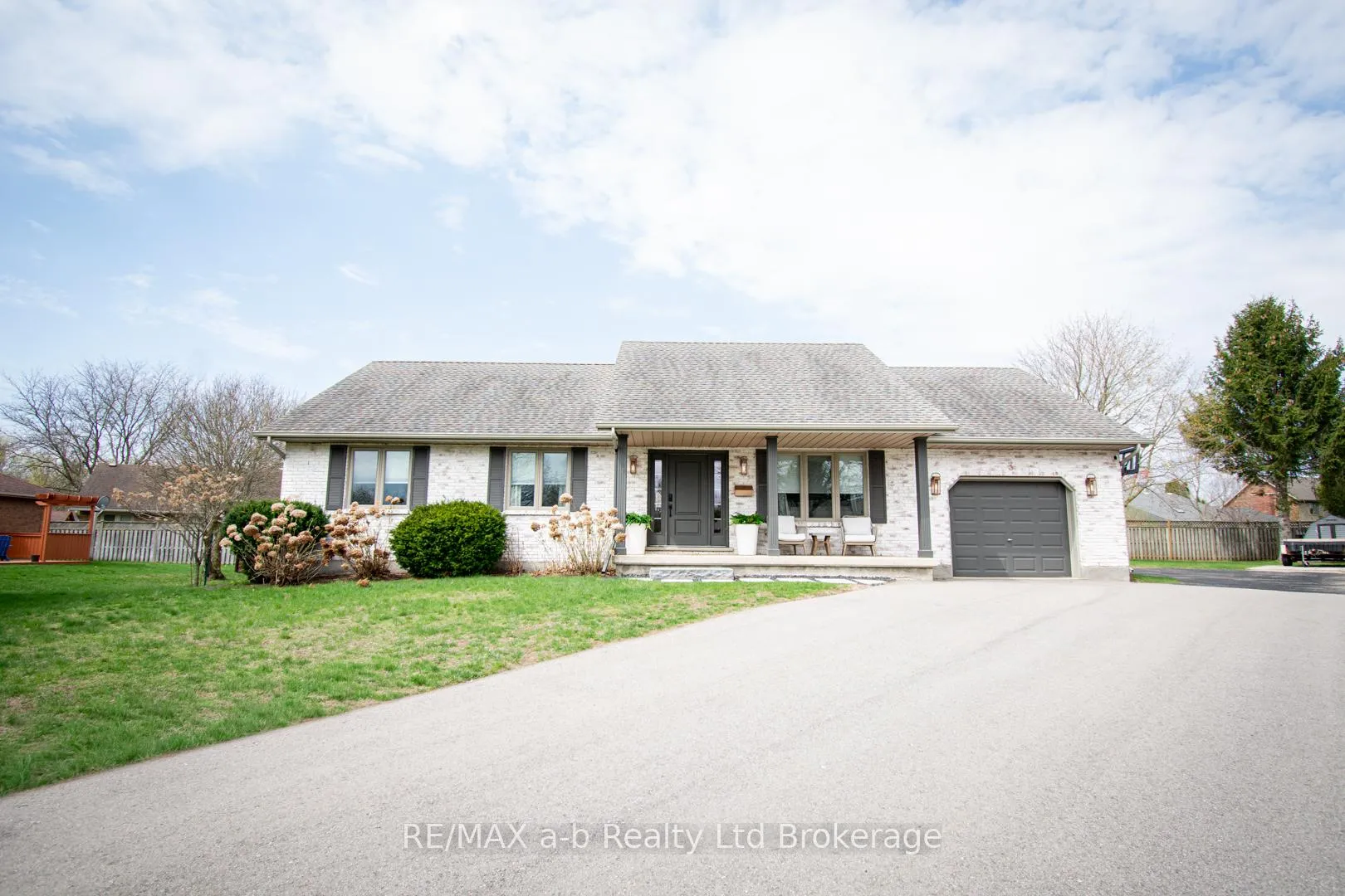 Photo 1 of 3 Belfast Circle, Tillsonburg — HOMEH