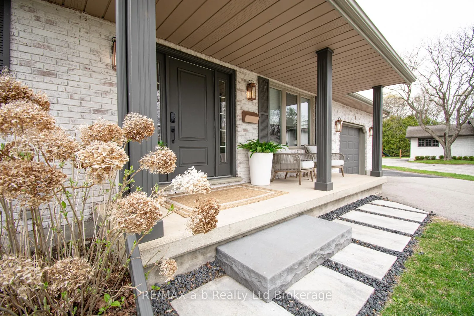 Photo 2 of 3 Belfast Circle, Tillsonburg — HOMEH
