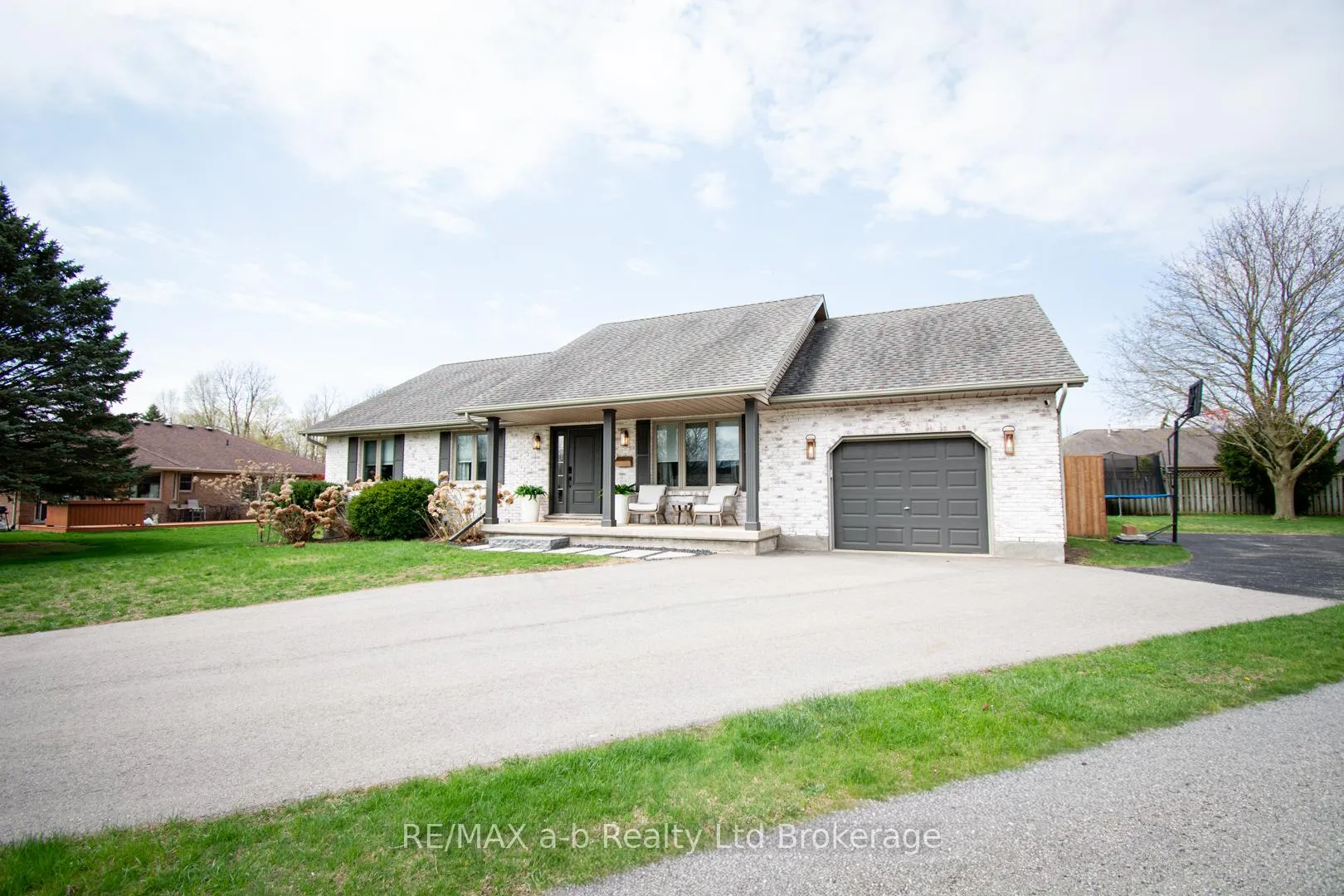 Photo 3 of 3 Belfast Circle, Tillsonburg — HOMEH