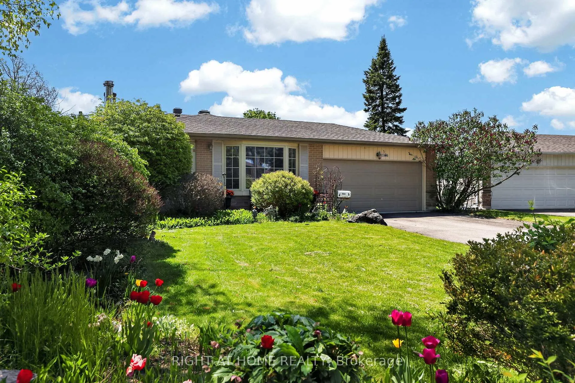 Photo 2 of 5 Fleance Drive, Markham, Royal Orchard — HOMEH