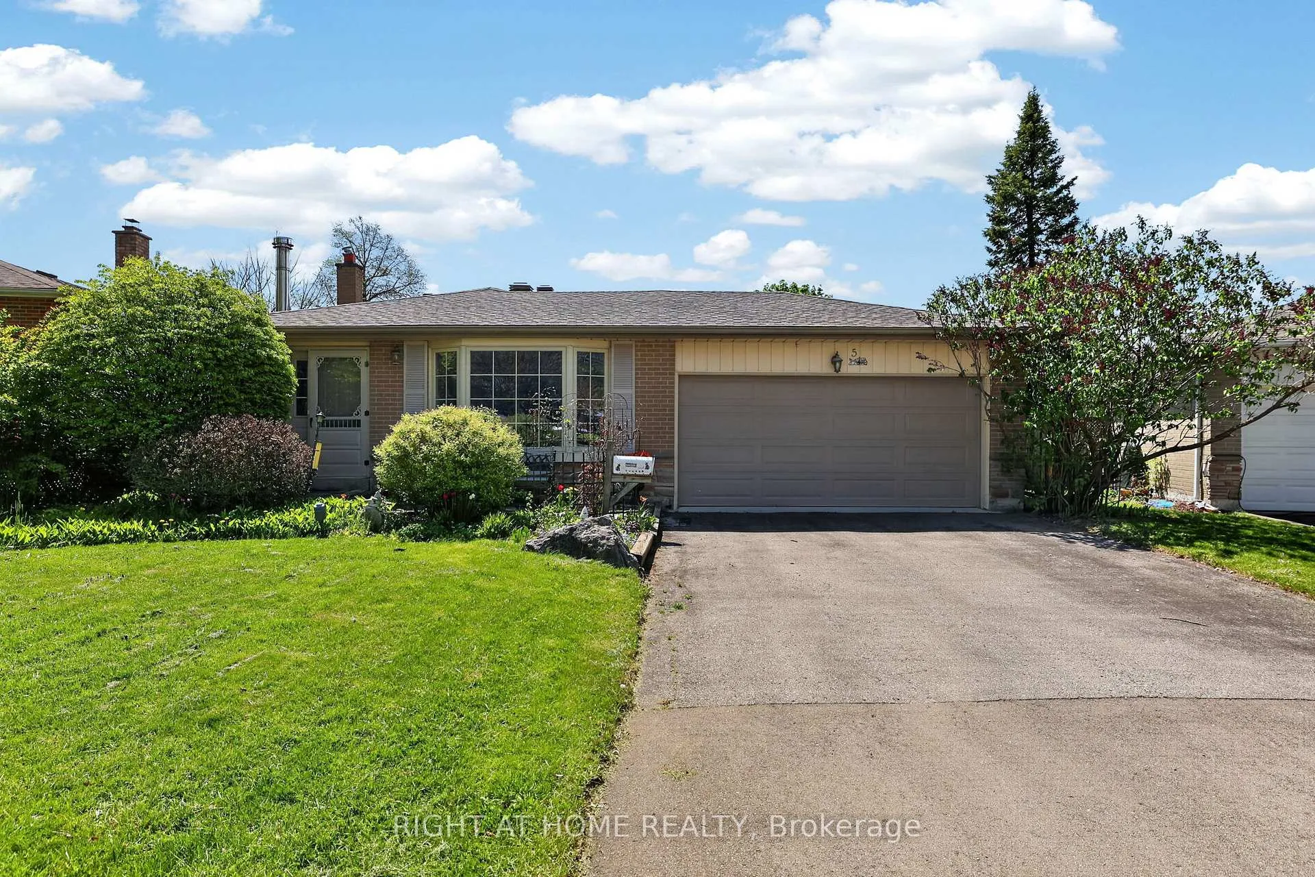 Photo 3 of 5 Fleance Drive, Markham, Royal Orchard — HOMEH