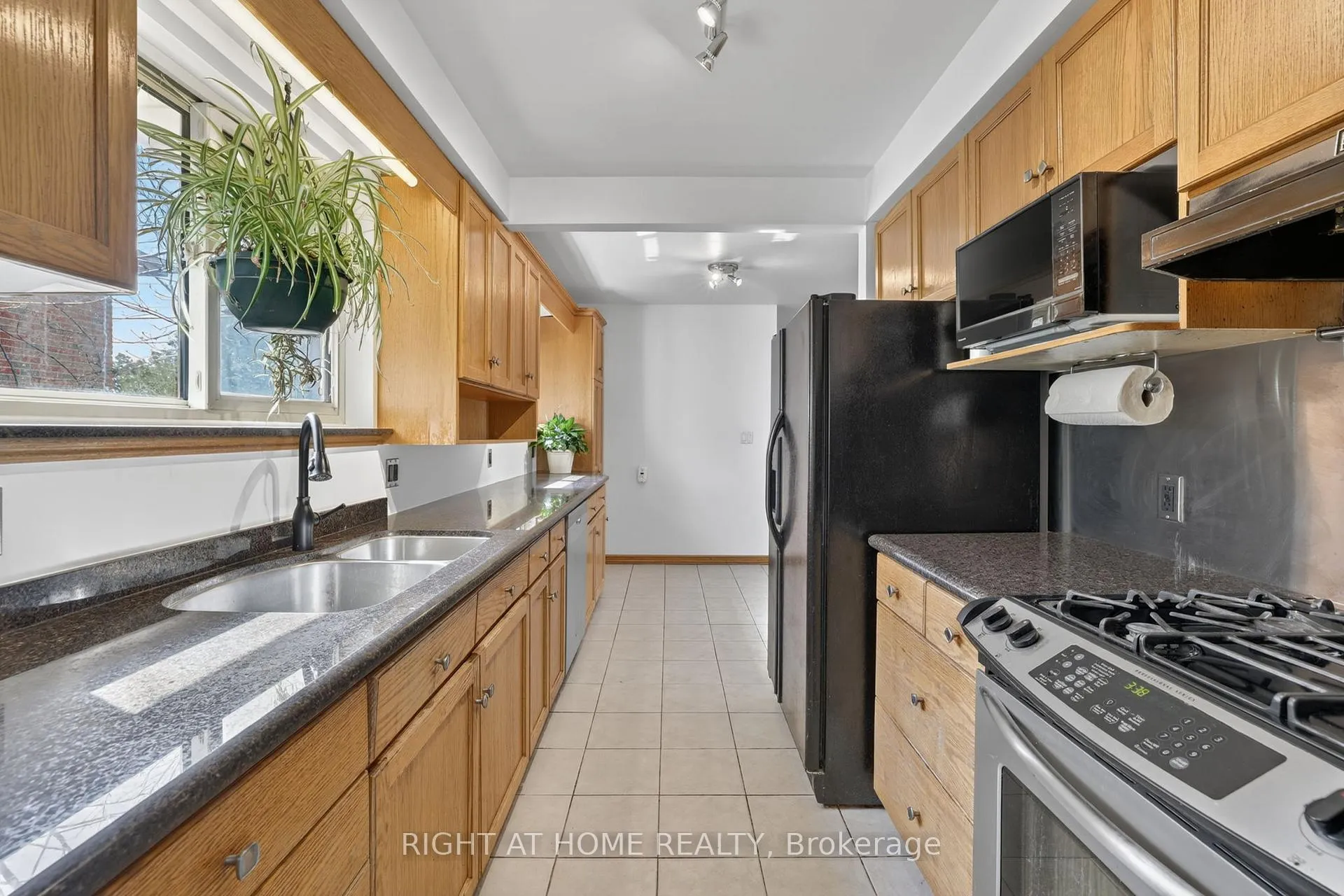 Photo 10 of 5 Fleance Drive, Markham, Royal Orchard — HOMEH