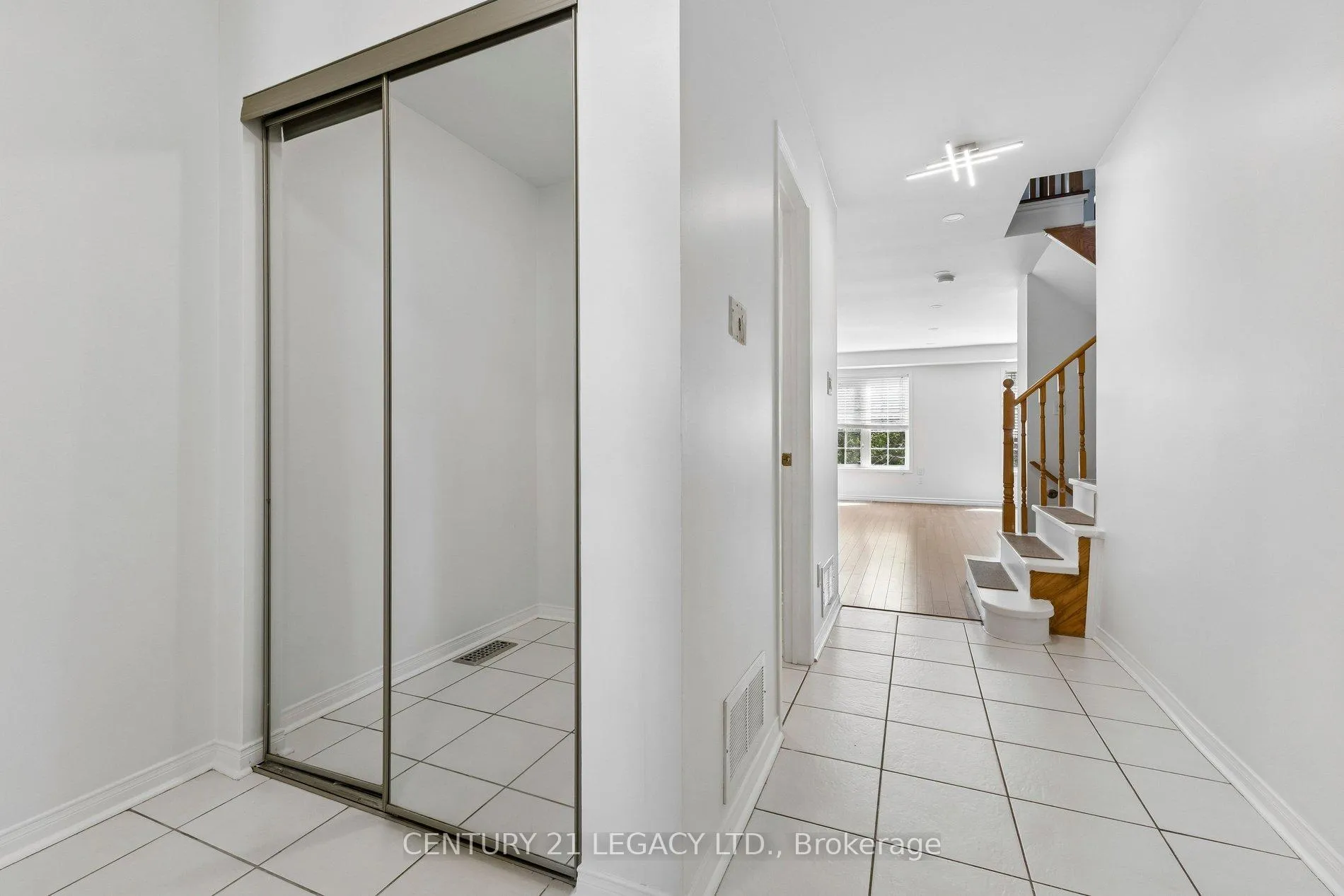 Photo 4 of 29 Woolf Crescent, Ajax, South East — HOMEH