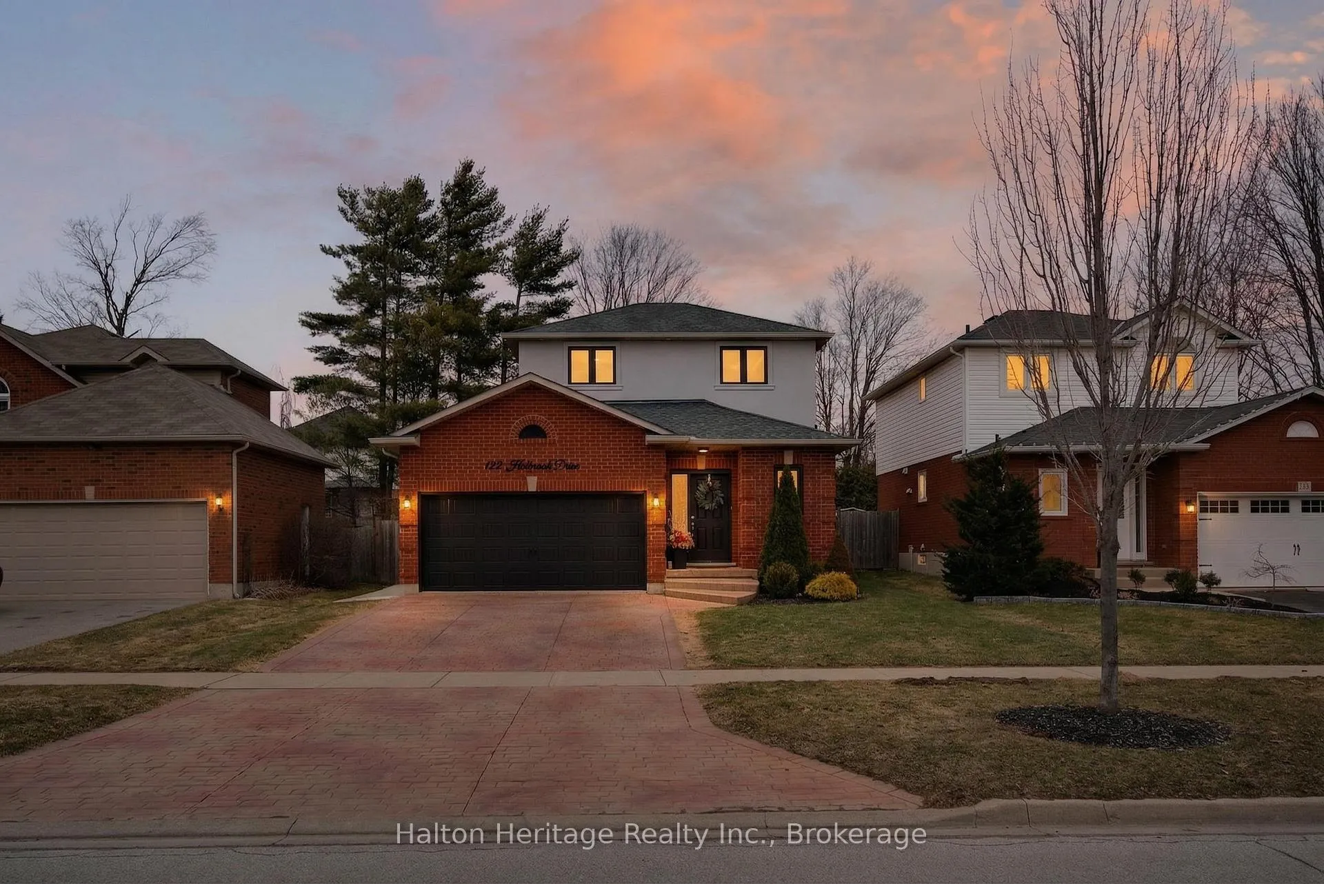 Photo 2 of 122 Hollybush Drive, Hamilton, Waterdown — HOMEH