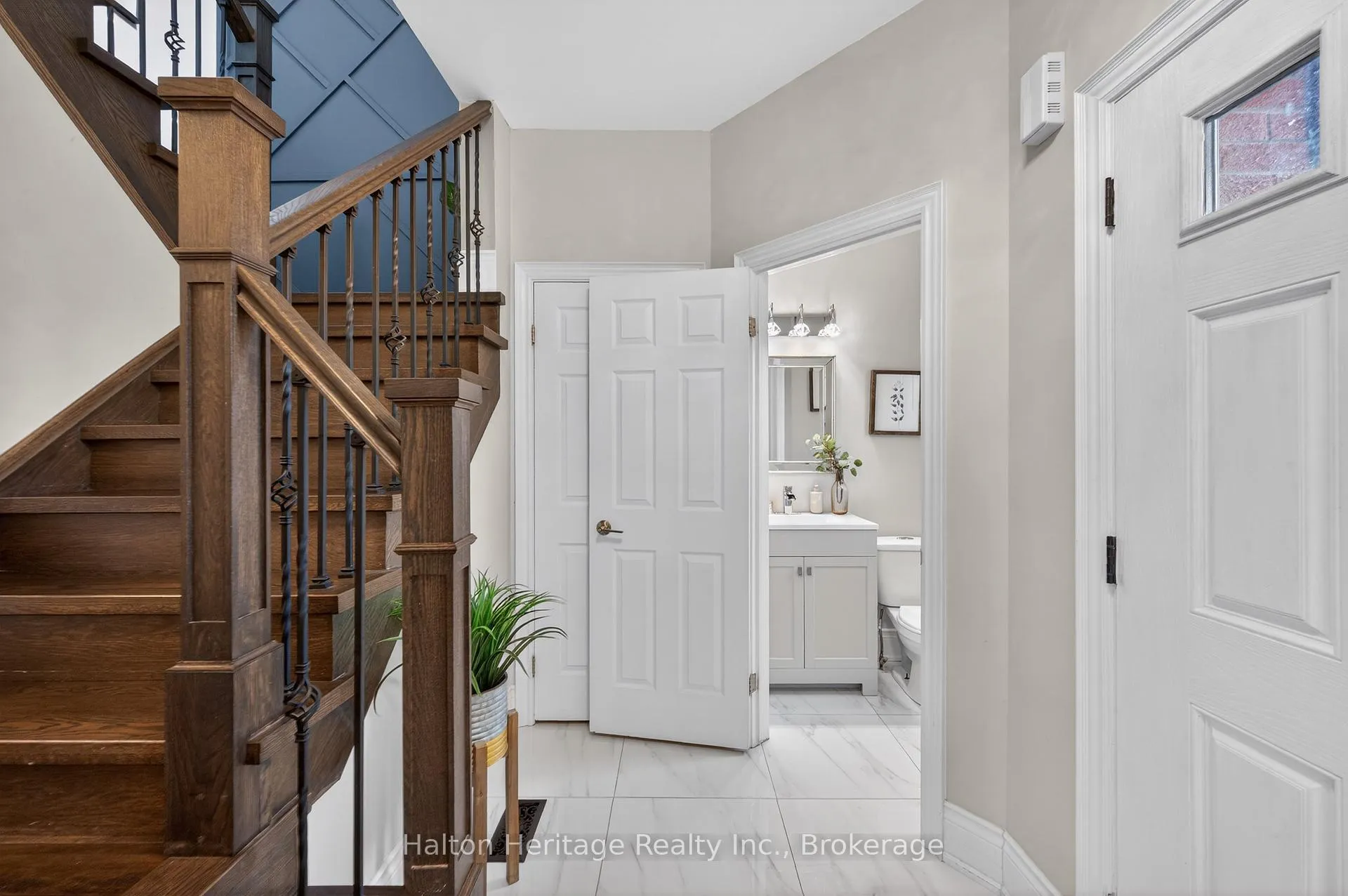 Photo 5 of 122 Hollybush Drive, Hamilton, Waterdown — HOMEH