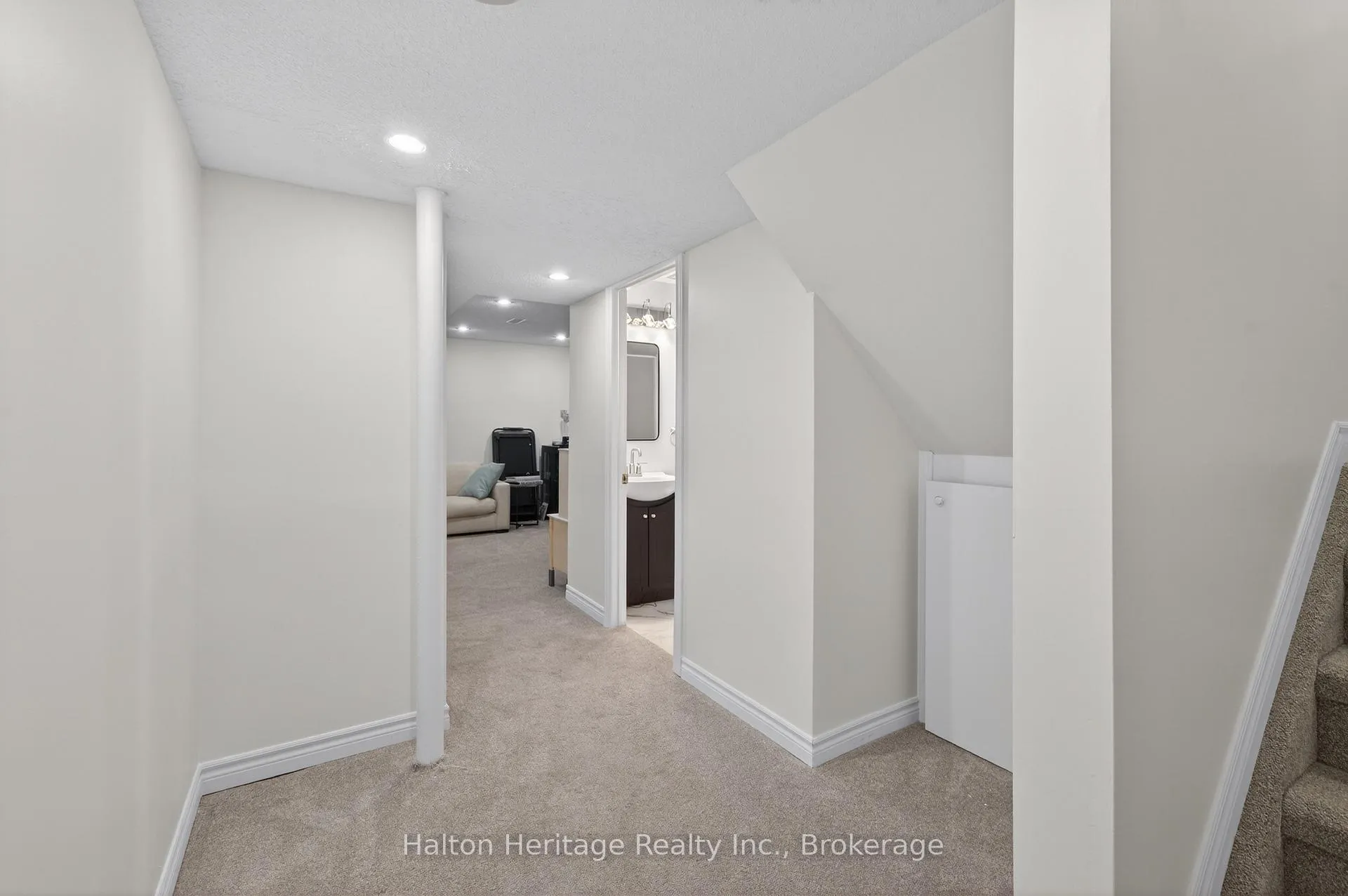 Photo 34 of 122 Hollybush Drive, Hamilton, Waterdown — HOMEH
