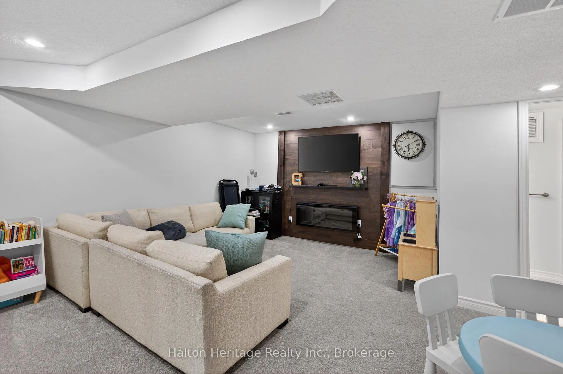 Photo 35 of 122 Hollybush Drive, Hamilton, Waterdown — HOMEH