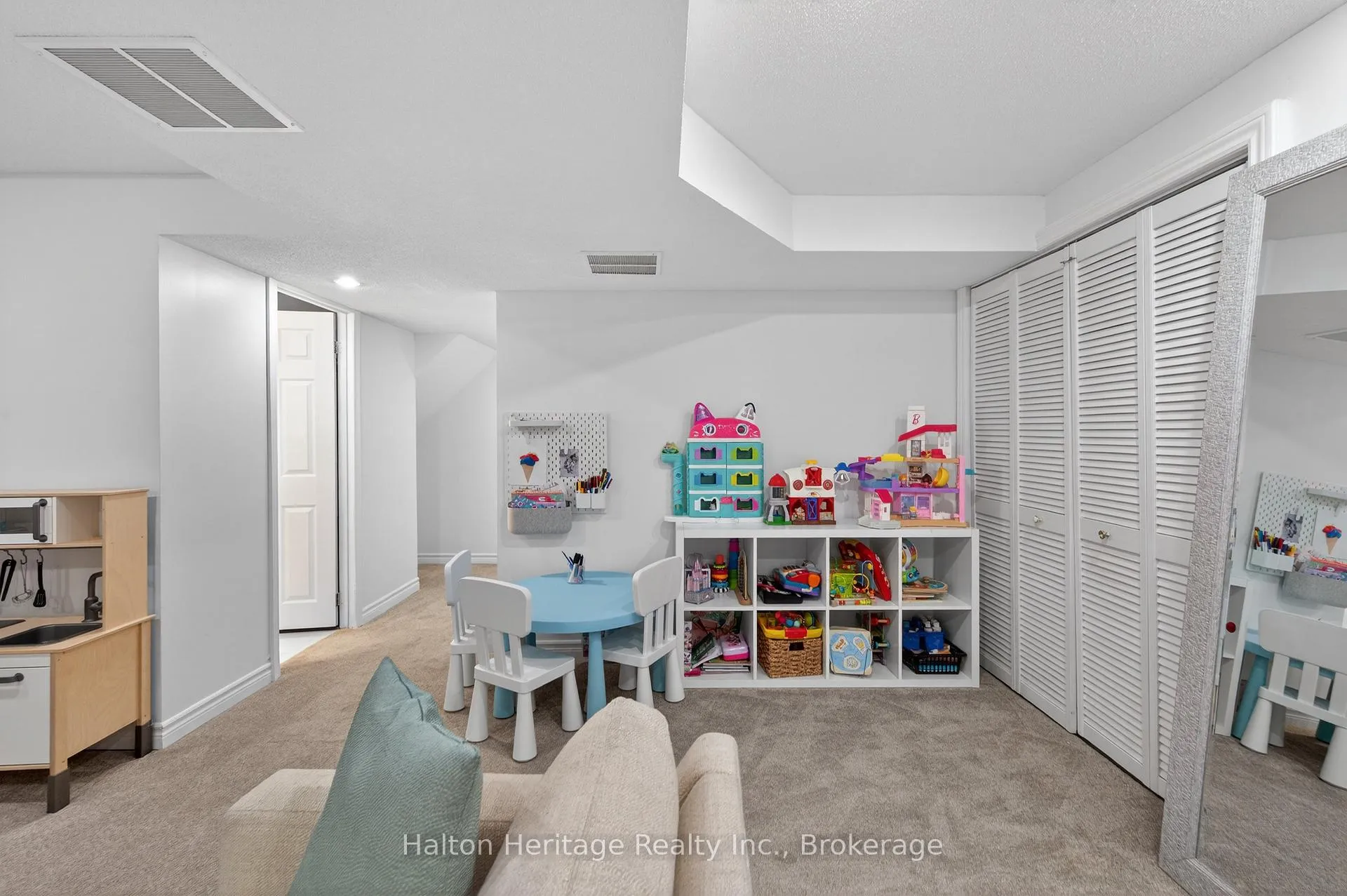 Photo 37 of 122 Hollybush Drive, Hamilton, Waterdown — HOMEH