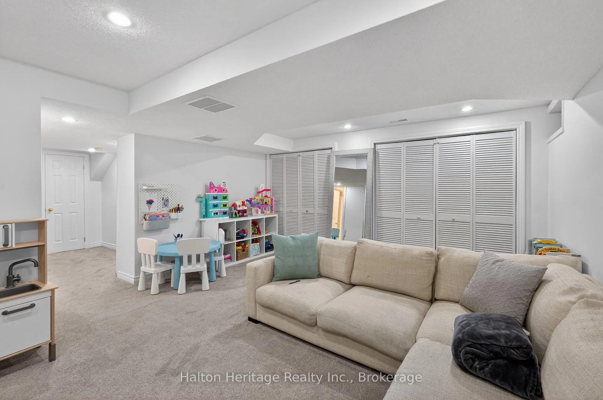 Photo 38 of 122 Hollybush Drive, Hamilton, Waterdown — HOMEH