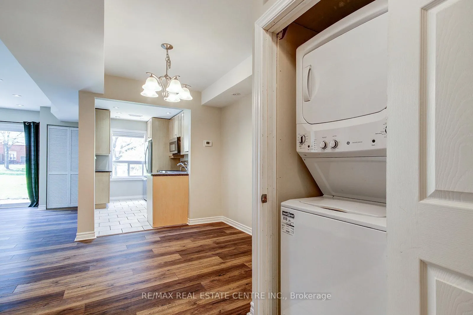 Photo 3 of 49 Wylie Circle E, Halton Hills, Georgetown — HOMEH