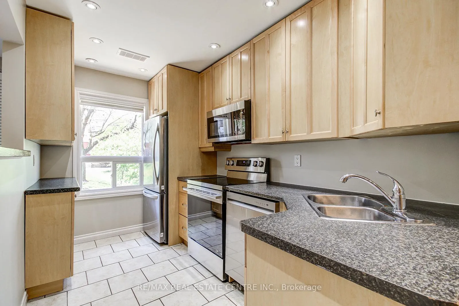 Photo 8 of 49 Wylie Circle E, Halton Hills, Georgetown — HOMEH