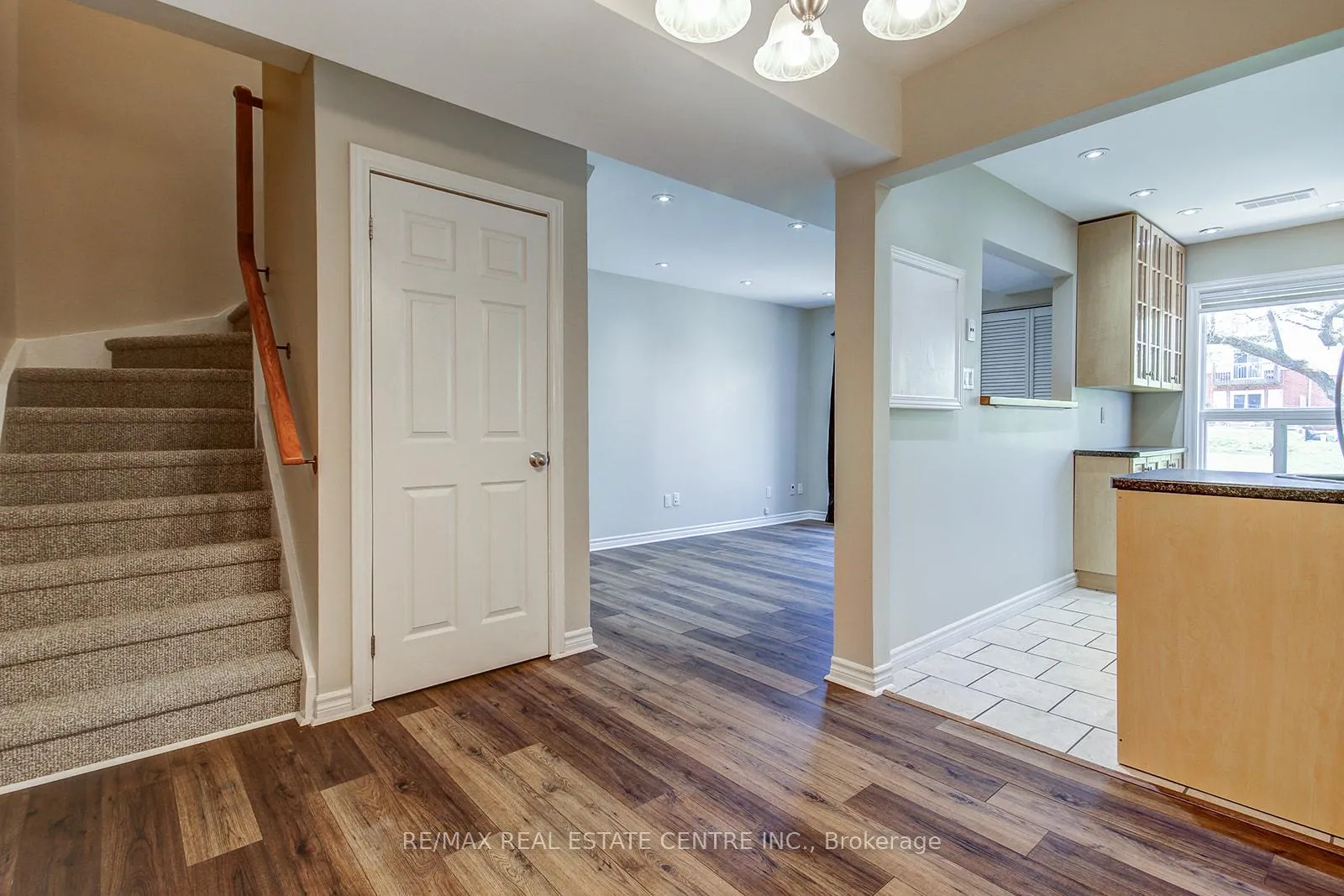 Photo 9 of 49 Wylie Circle E, Halton Hills, Georgetown — HOMEH