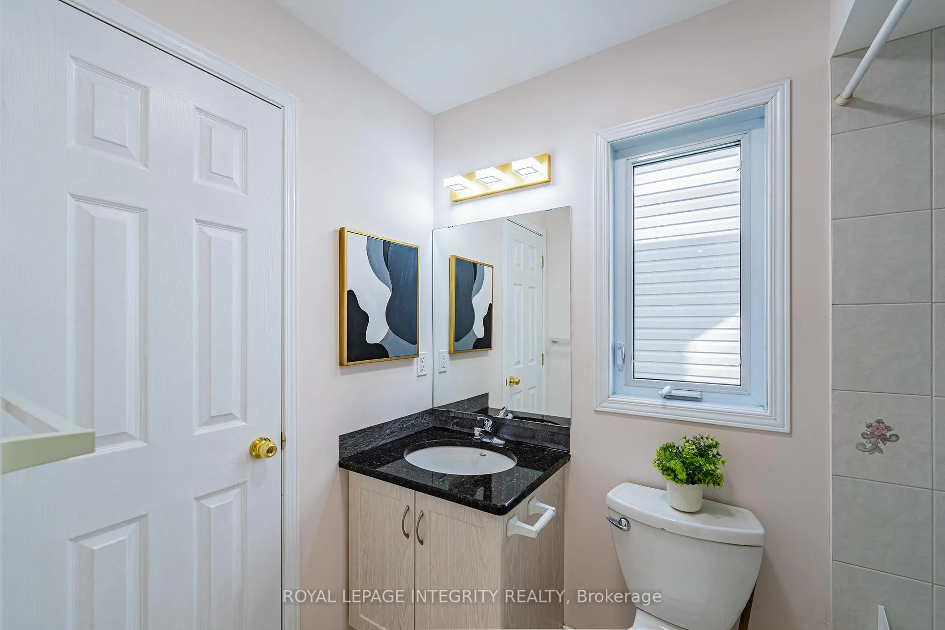 Photo 16 of 102 Whitestone Drive, Ottawa, Central Park — HOMEH