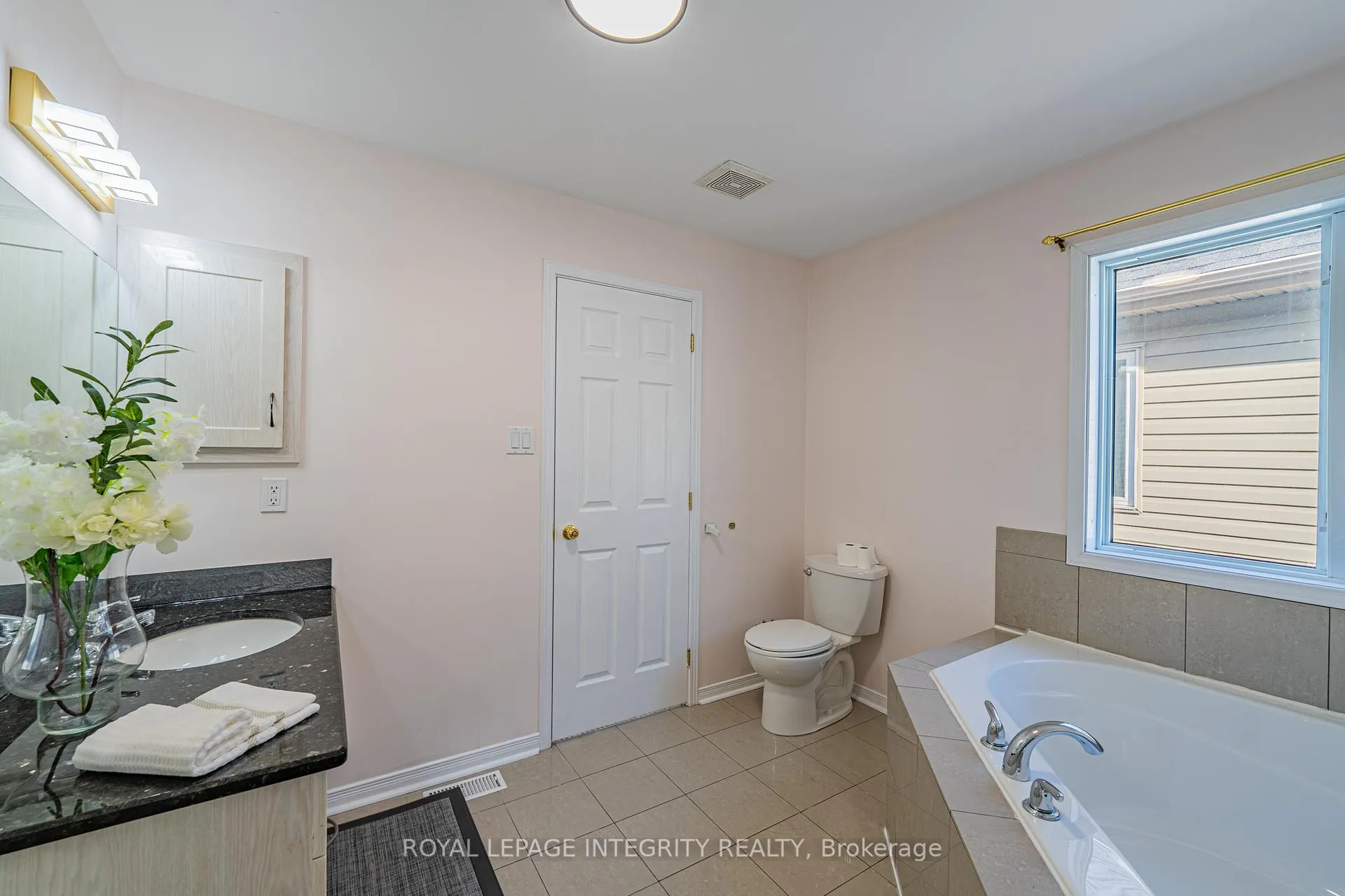 Photo 21 of 102 Whitestone Drive, Ottawa, Central Park — HOMEH