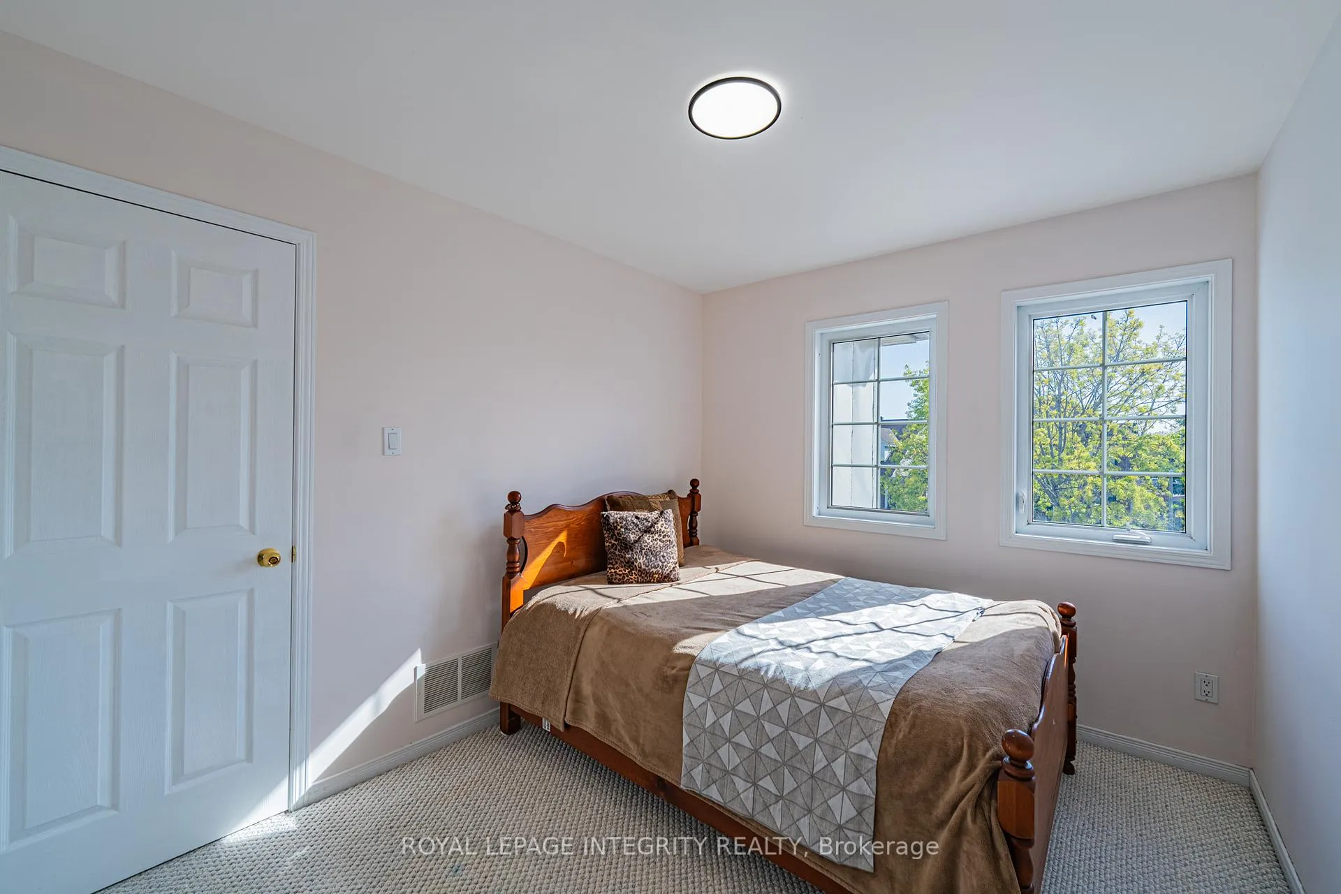 Photo 22 of 102 Whitestone Drive, Ottawa, Central Park — HOMEH