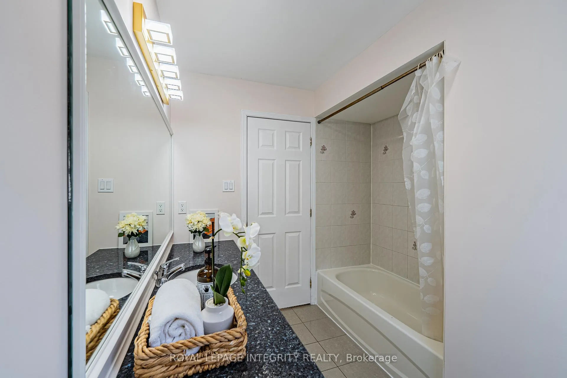 Photo 42 of 102 Whitestone Drive, Ottawa, Central Park — HOMEH