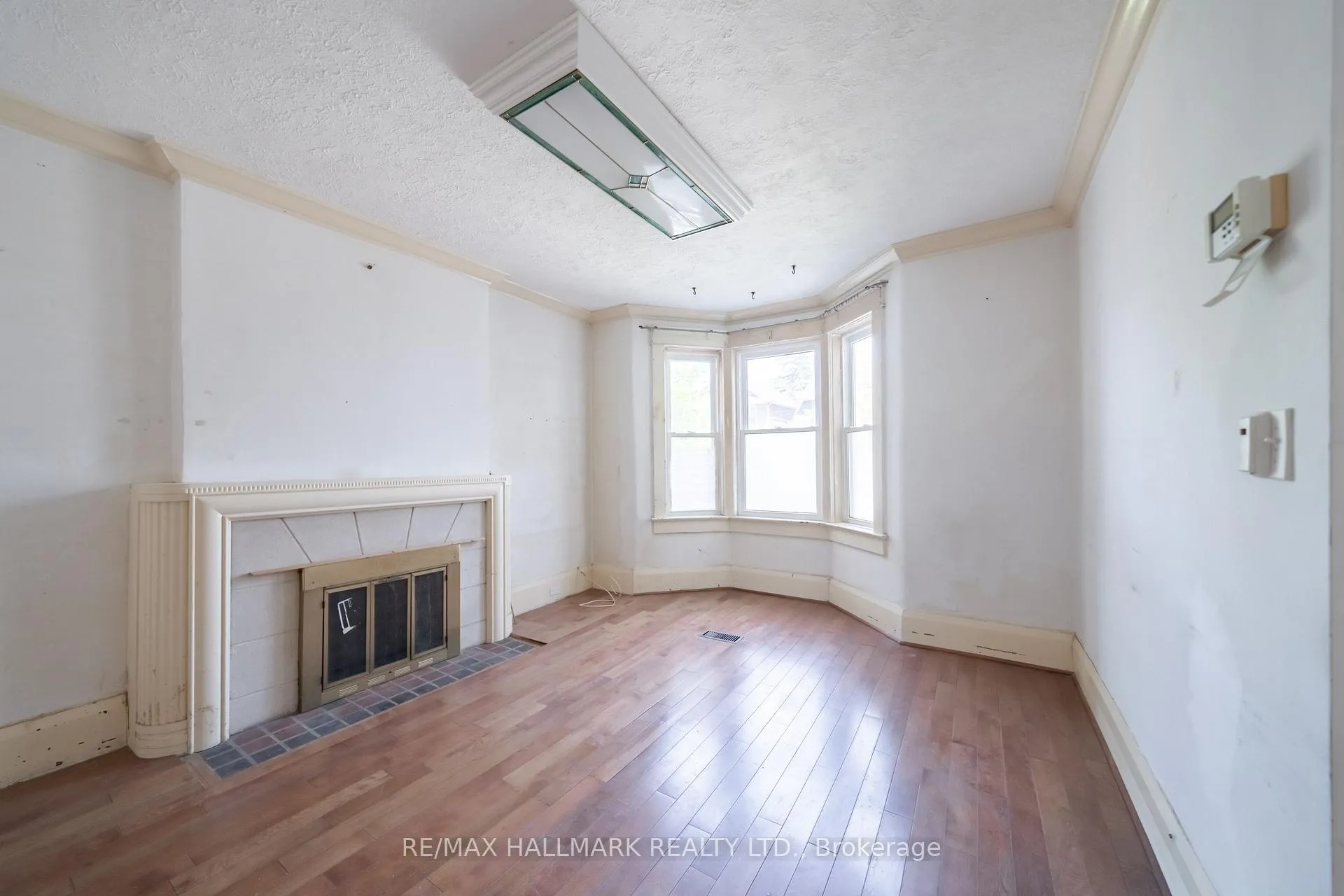 Photo 5 of 31 Gates Avenue, Toronto, East End-Danforth — HOMEH