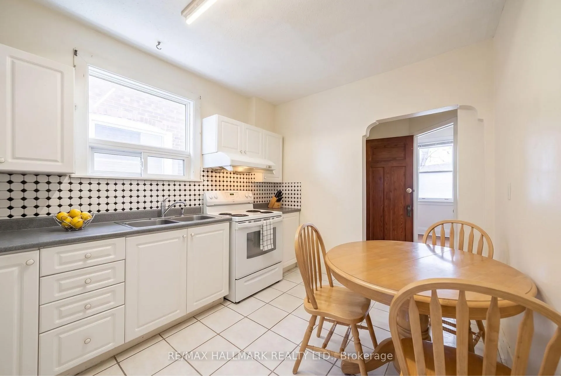 Photo 9 of 31 Gates Avenue, Toronto, East End-Danforth — HOMEH
