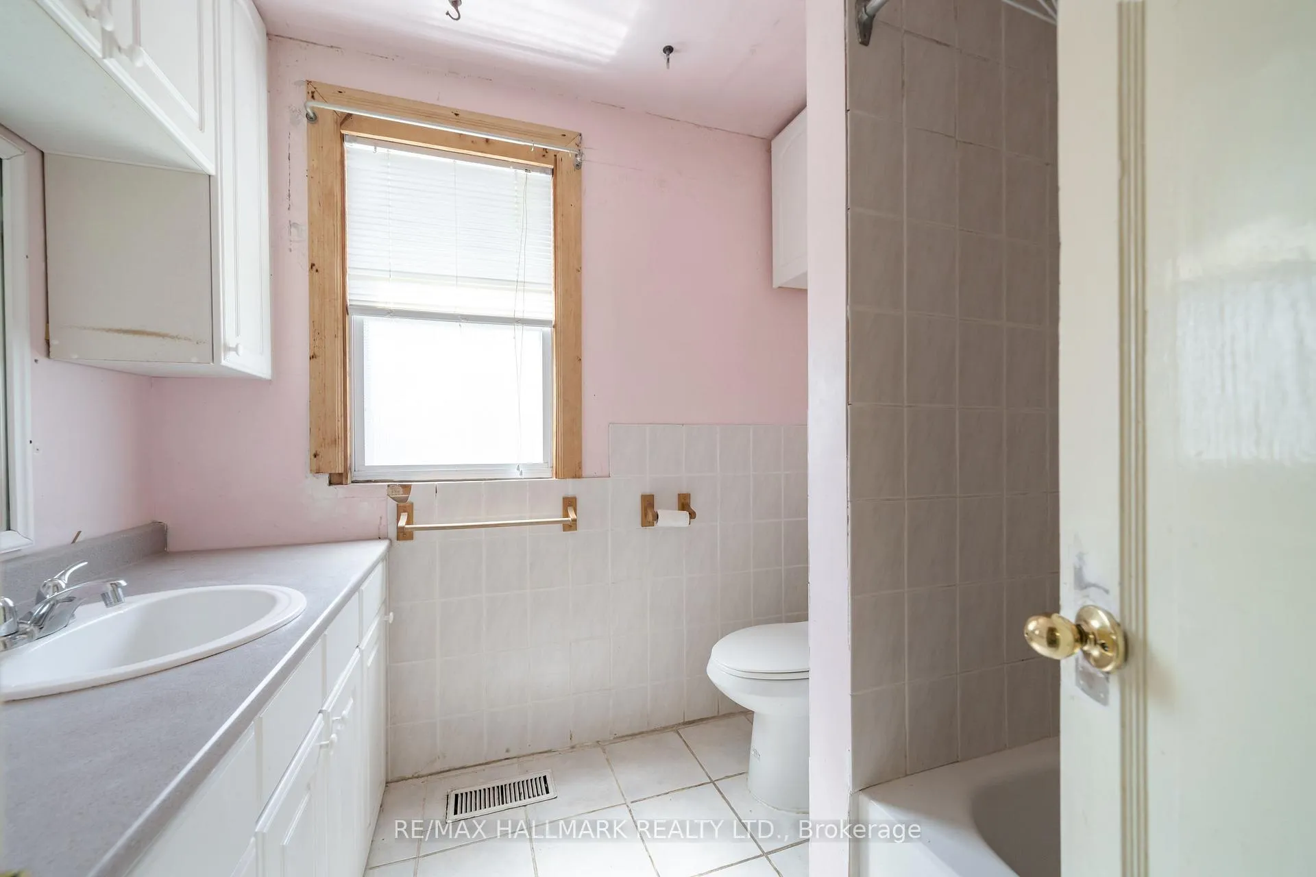 Photo 10 of 31 Gates Avenue, Toronto, East End-Danforth — HOMEH