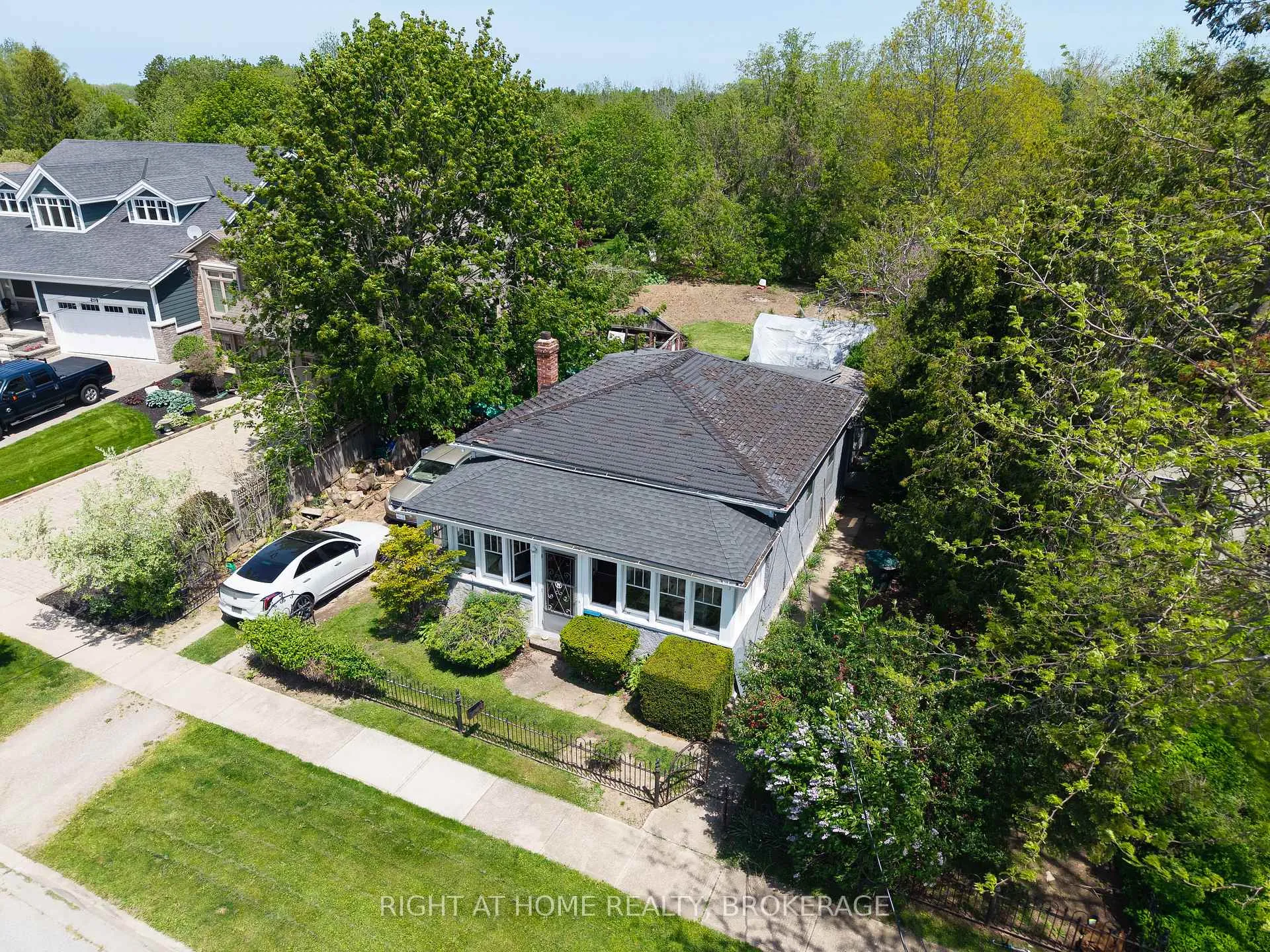 Photo 3 of 20 John Street, St. Catharines, Port Dalhousie — HOMEH