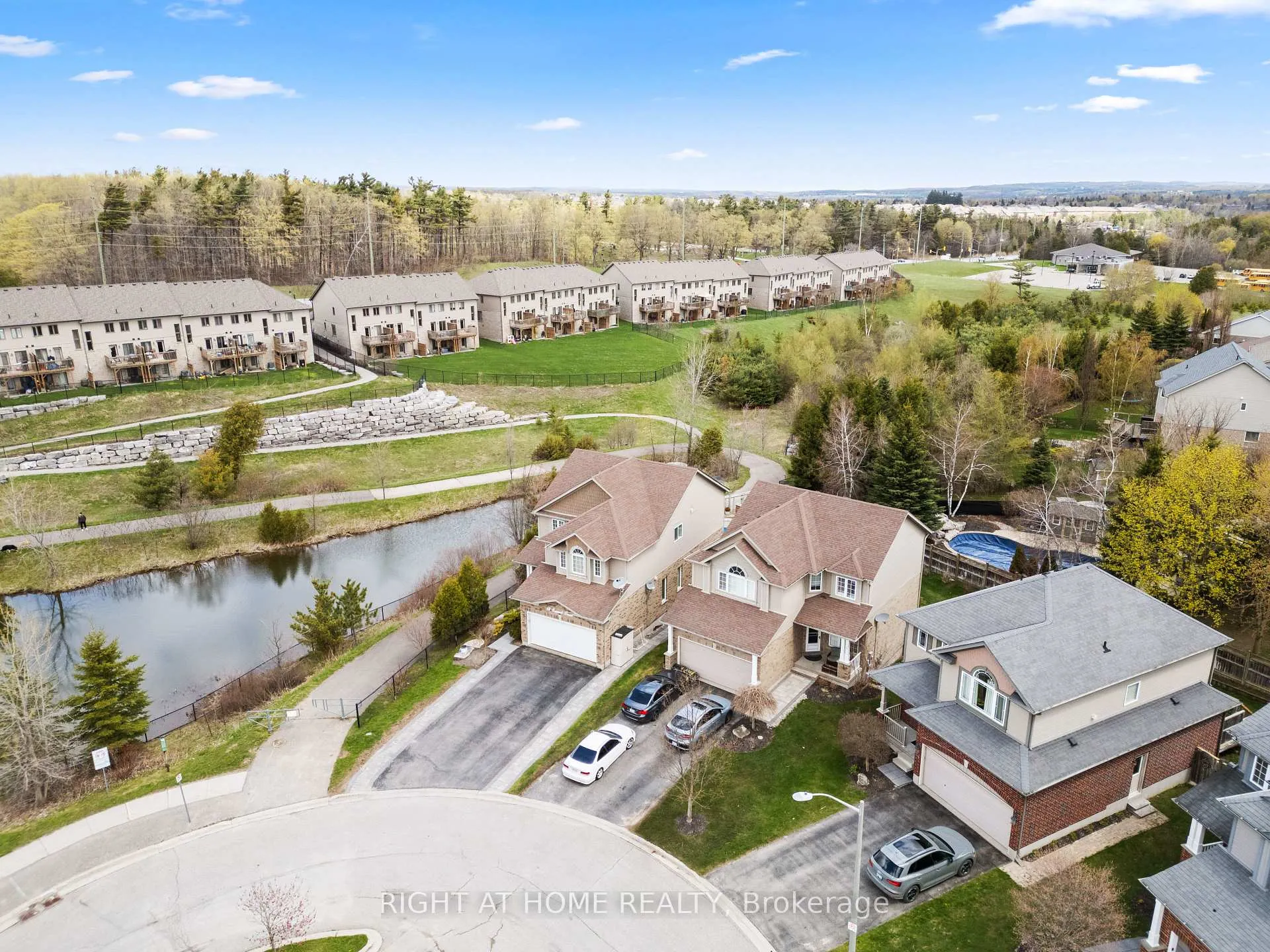 Photo 3 of 18 Samuel Court, Orangeville — HOMEH