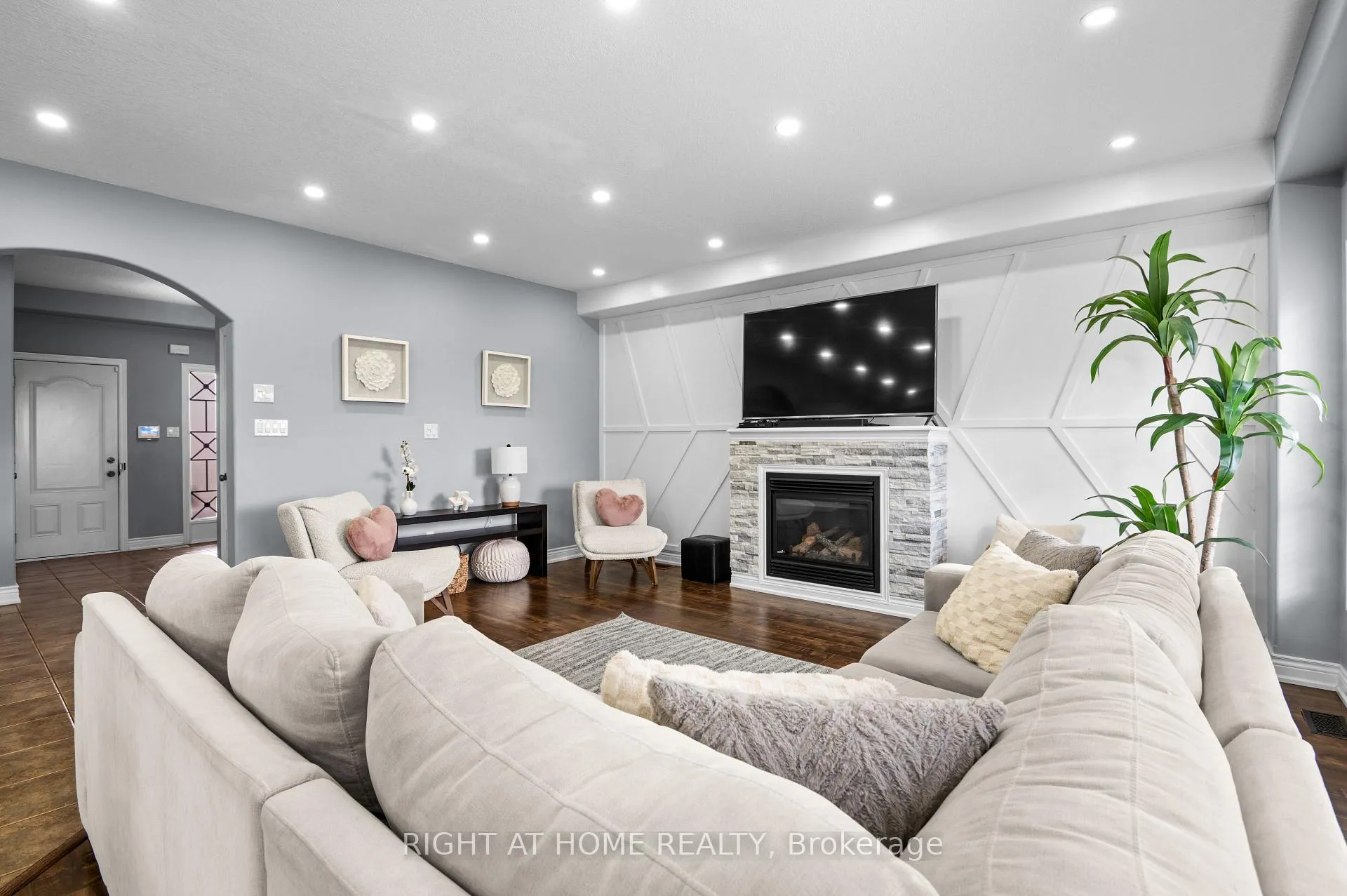 Photo 10 of 18 Samuel Court, Orangeville — HOMEH