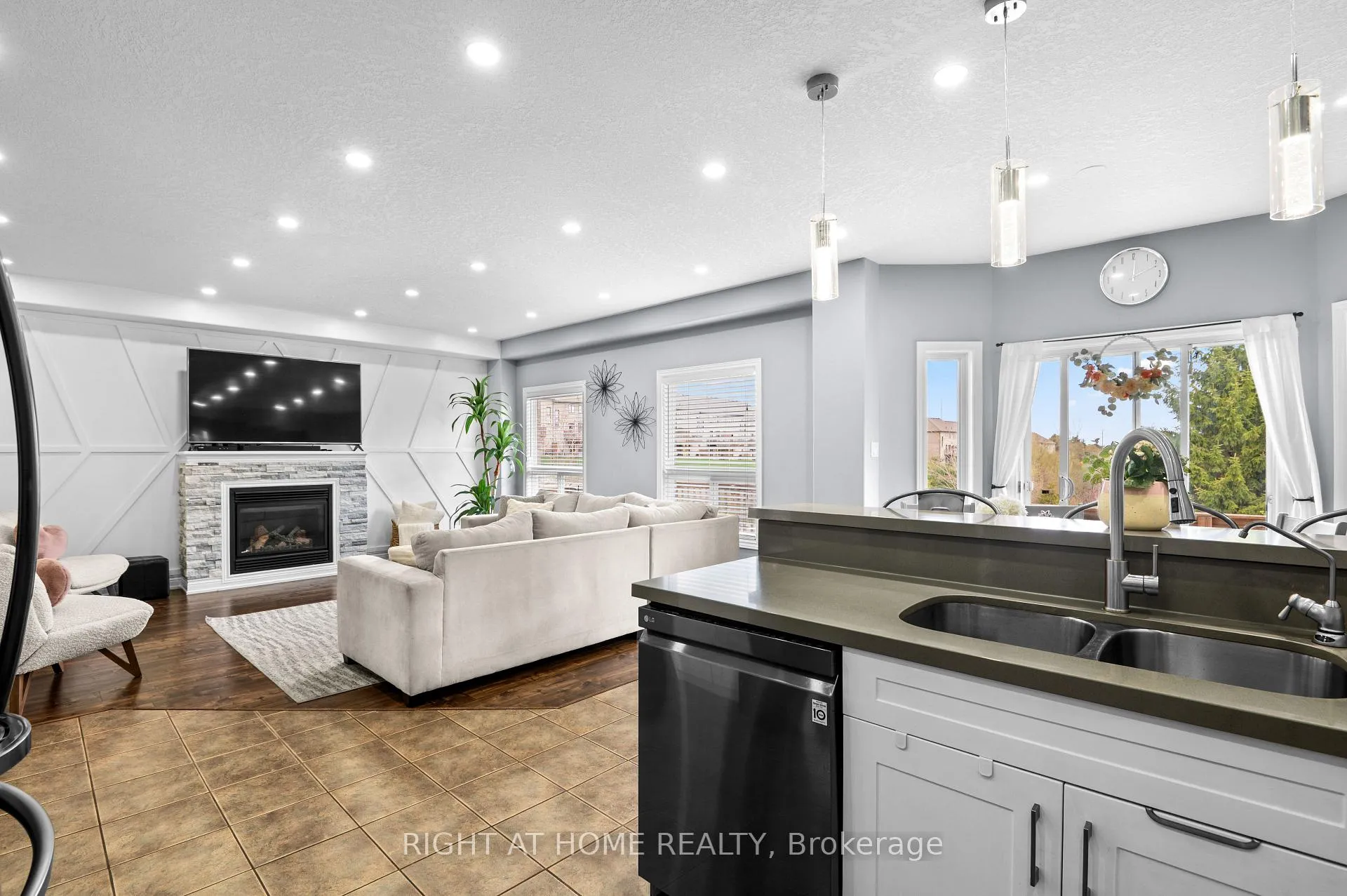 Photo 11 of 18 Samuel Court, Orangeville — HOMEH