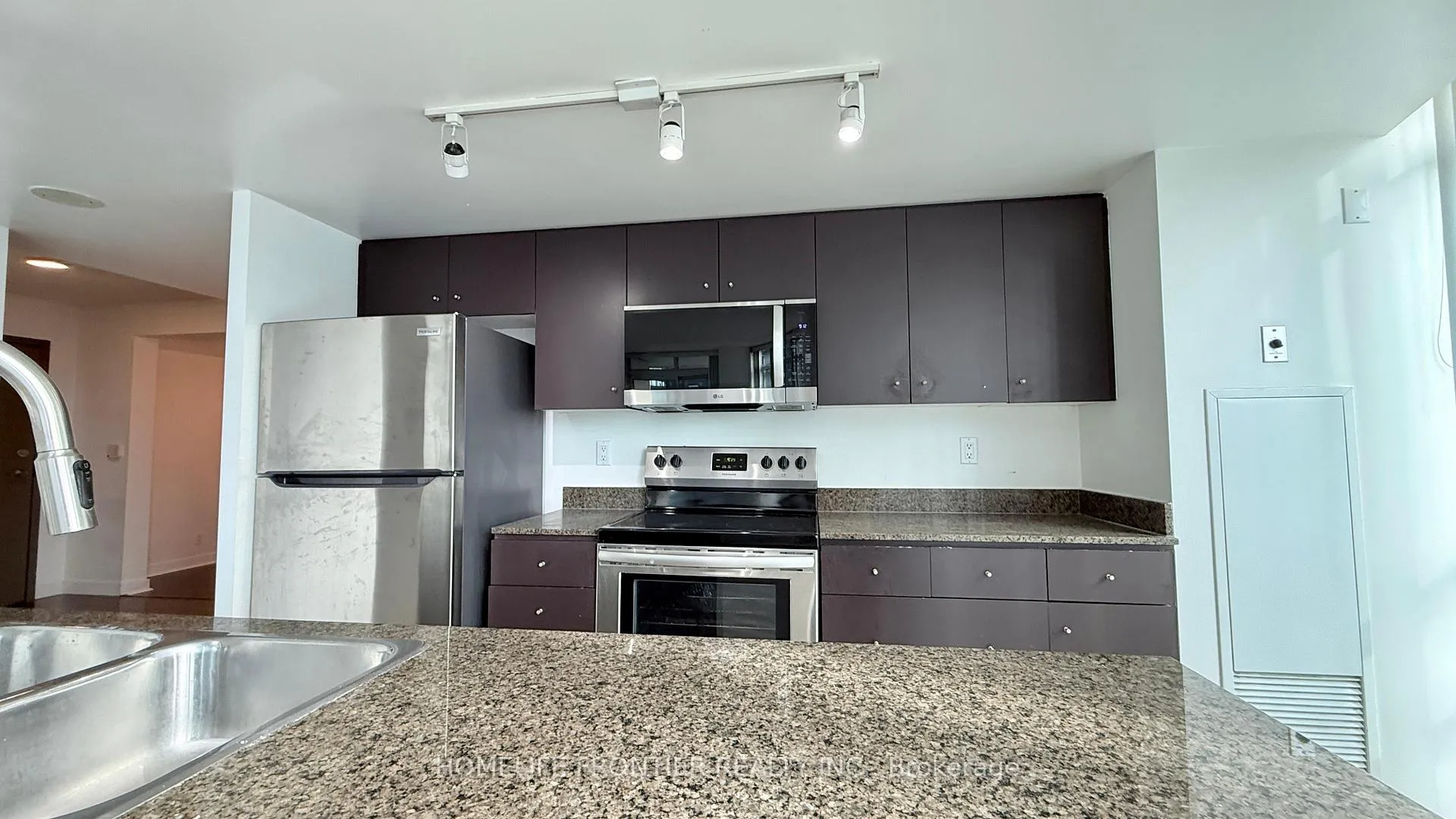 Photo 11 of Unit 1608, 381 Front Street W, Toronto, Waterfront Communities — HOMEH
