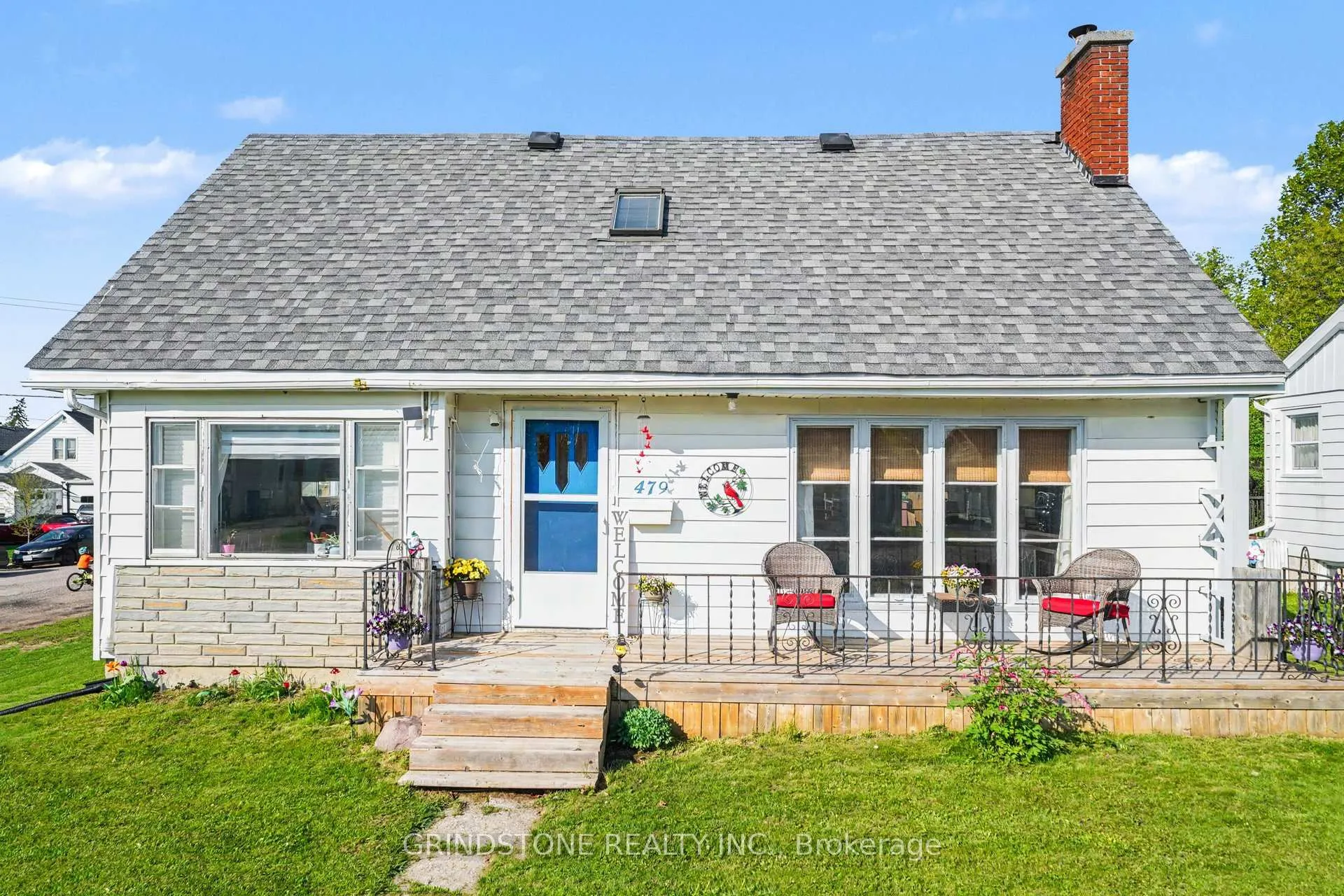 Photo 2 of 479 New Street, Renfrew — HOMEH