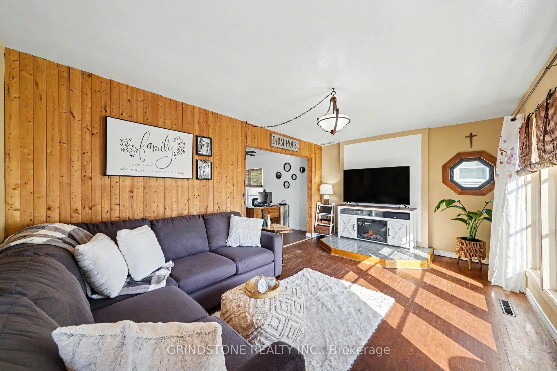 Photo 3 of 479 New Street, Renfrew — HOMEH